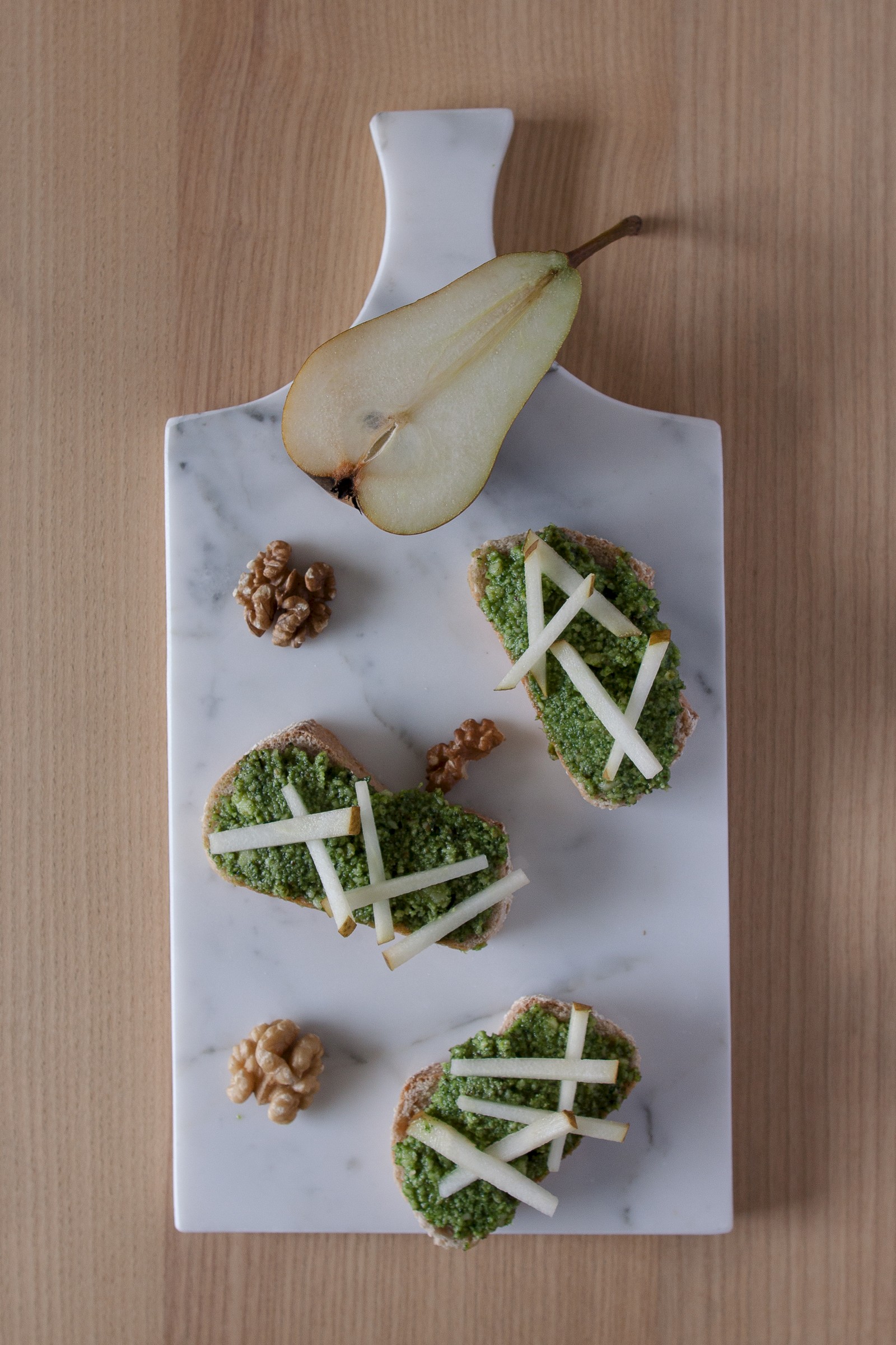 Crostini with rocket & walnut pesto and pear