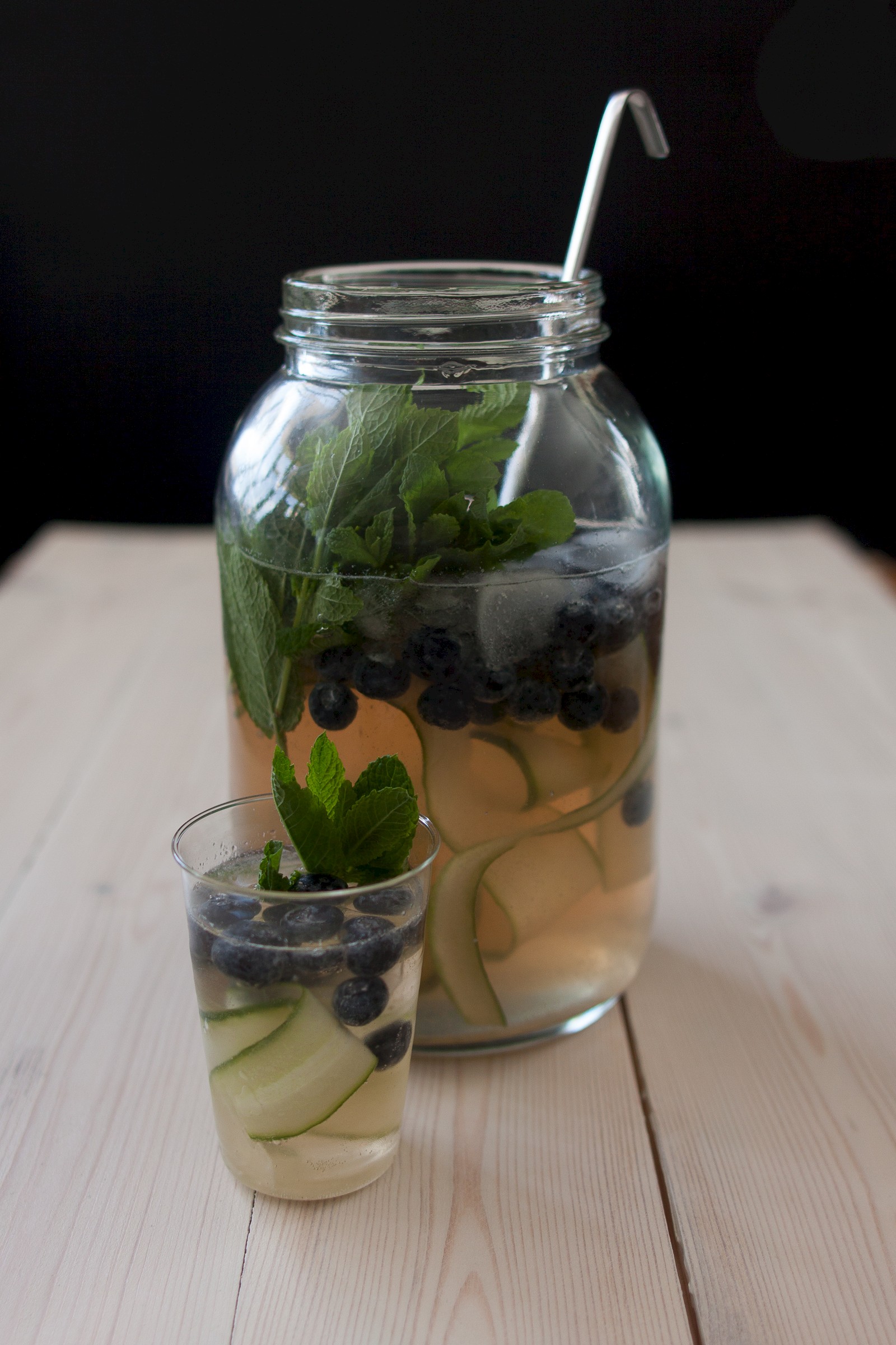 Bowle mit Lillet, Blaubeeren und Gurken