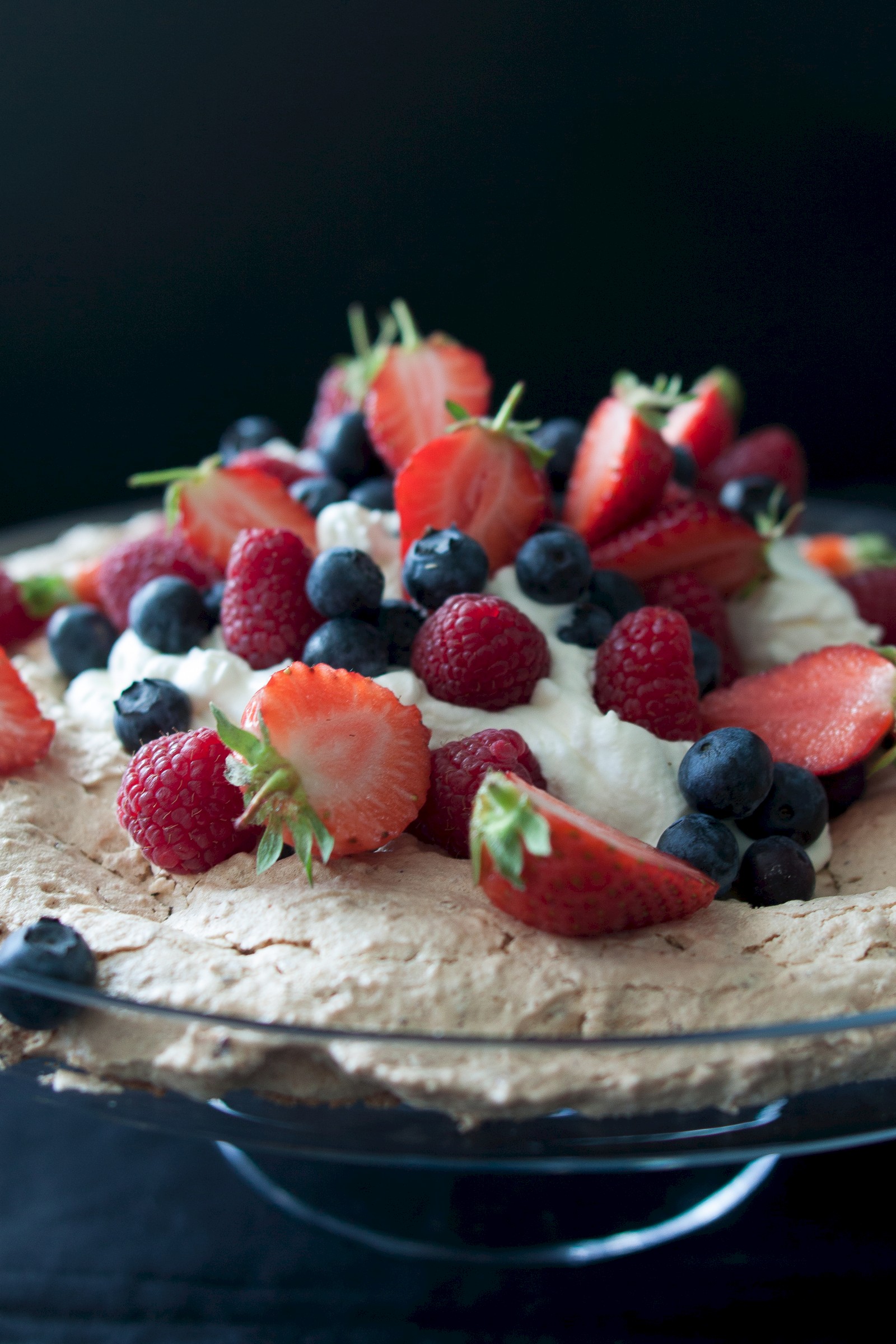Hazelnut-meringue with berries and cream