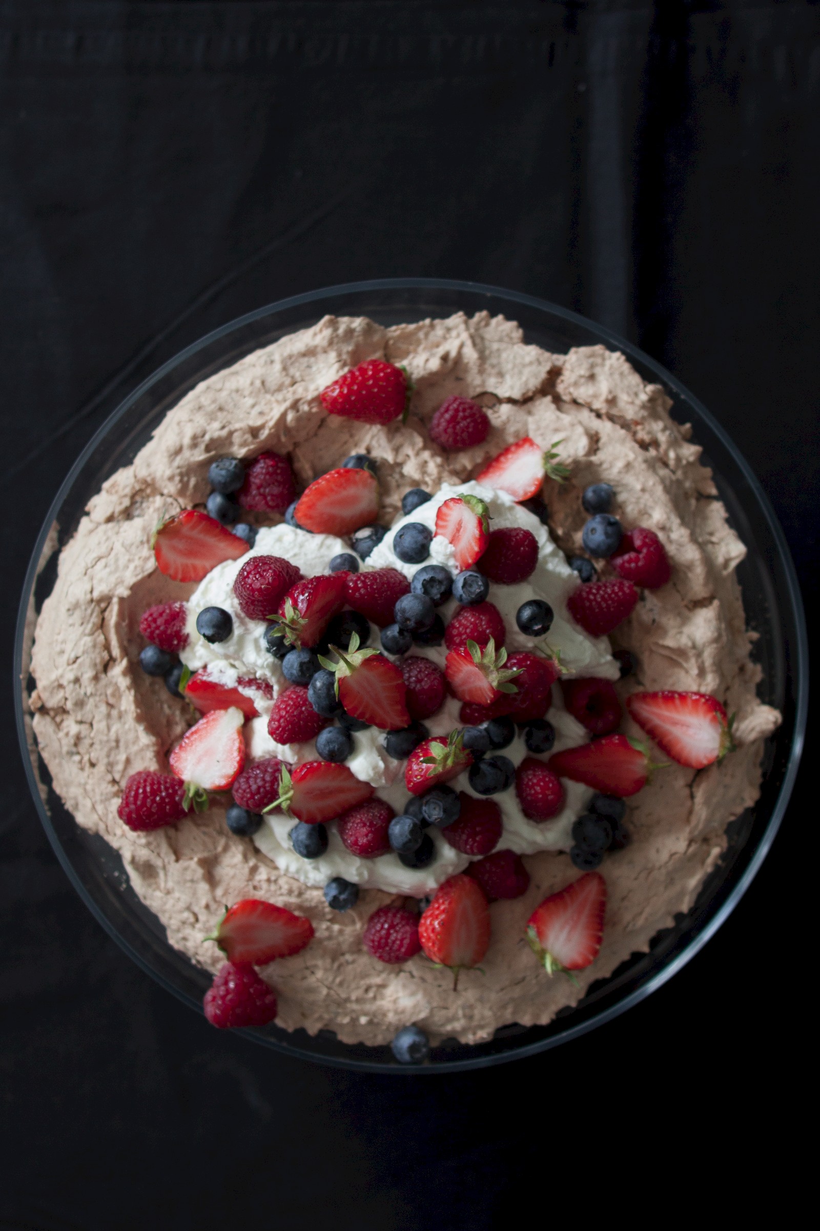 Hazelnut-meringue with berries and cream