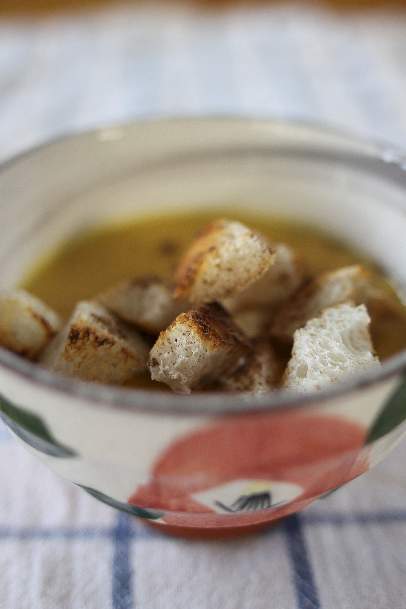 Kürbis-Süsskartoffel-Suppe mit Zimtcroûtons