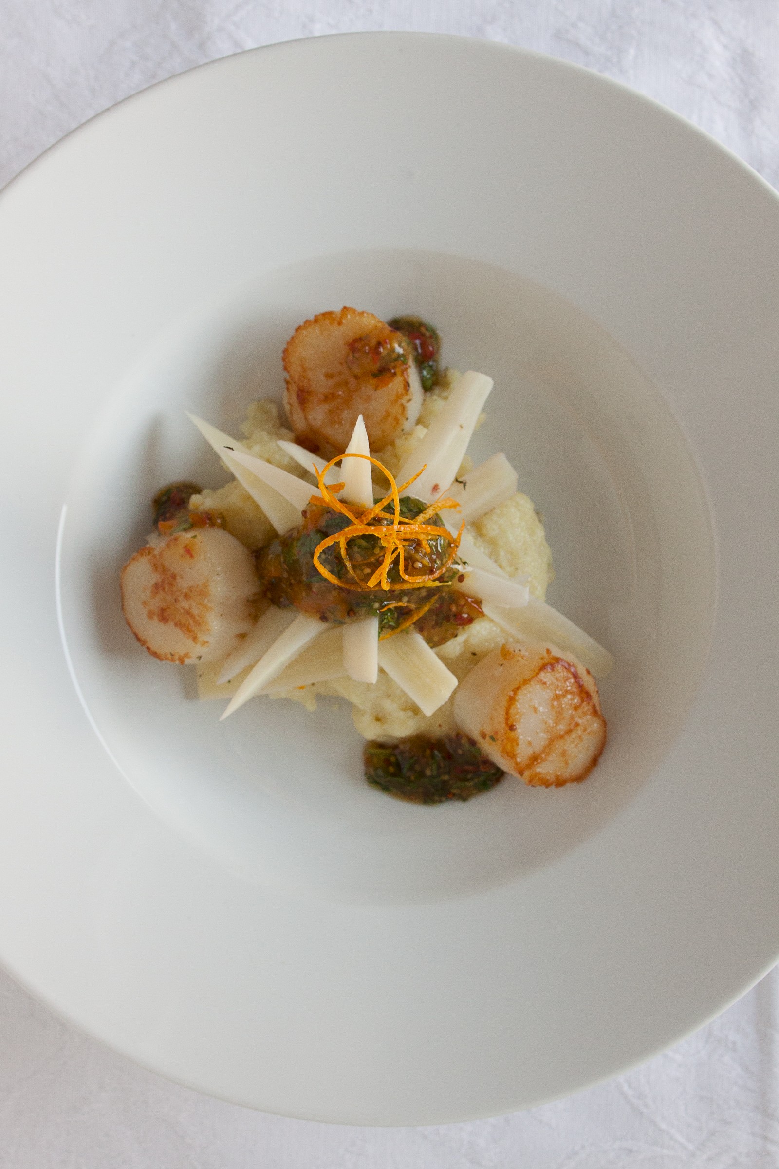White polenta with scallops, black salsifies and bitter orange confit