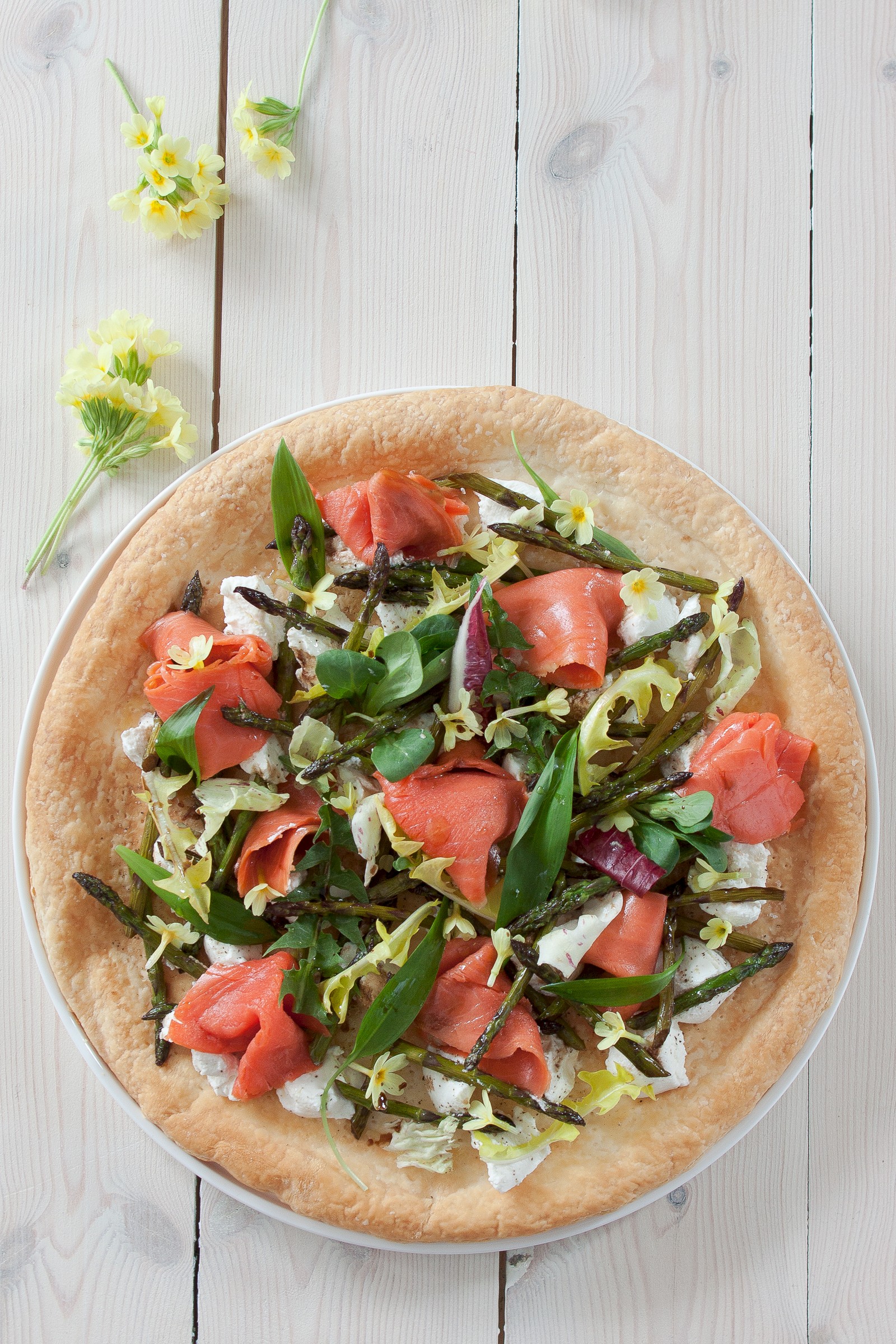 Aspargus tarte with salmon, ricottag cheese and spring salad