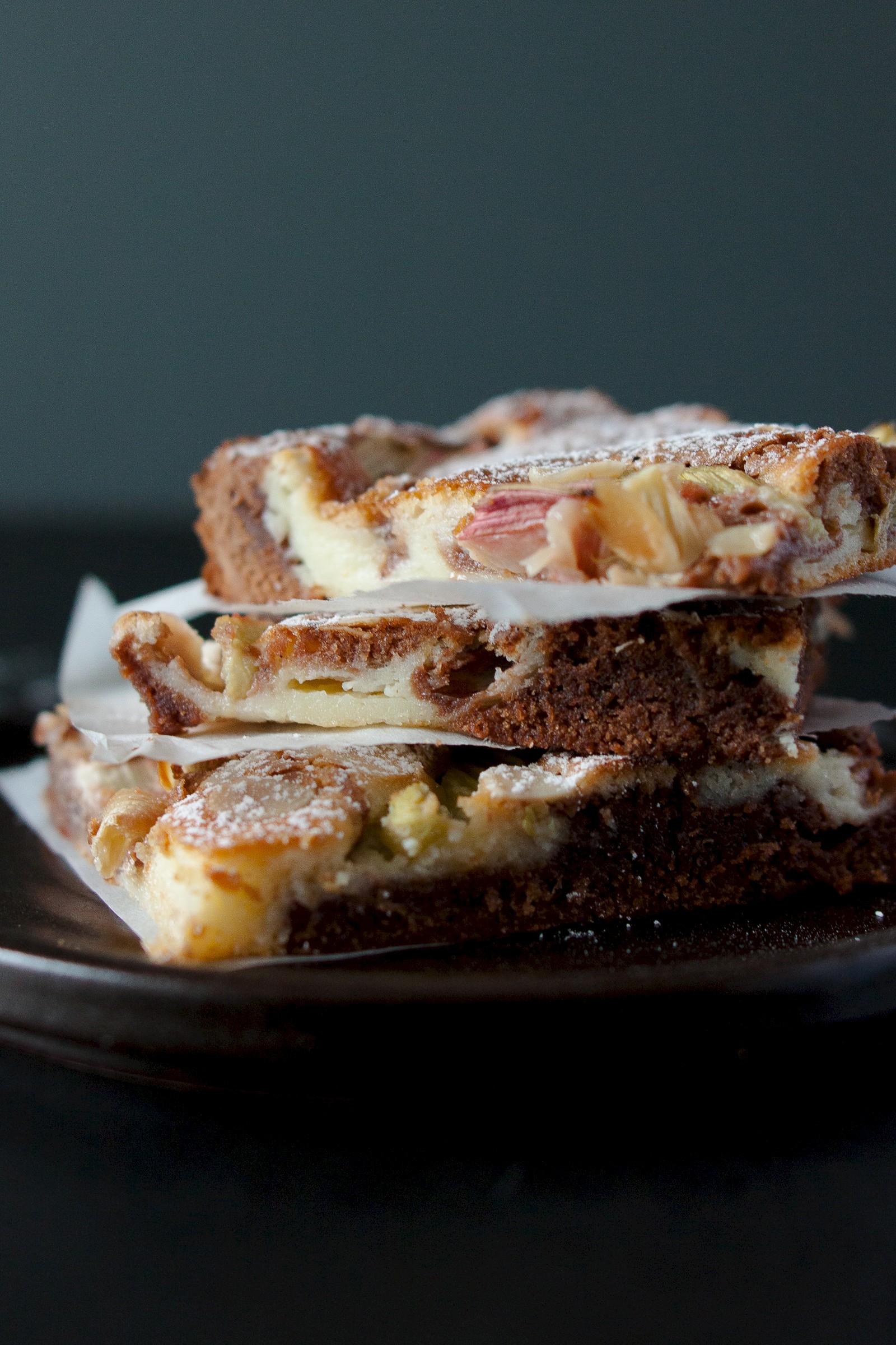 Brownie-Cheesecake mit Rhabarber und Mandeln – Mary Miso - Rezepte für ...