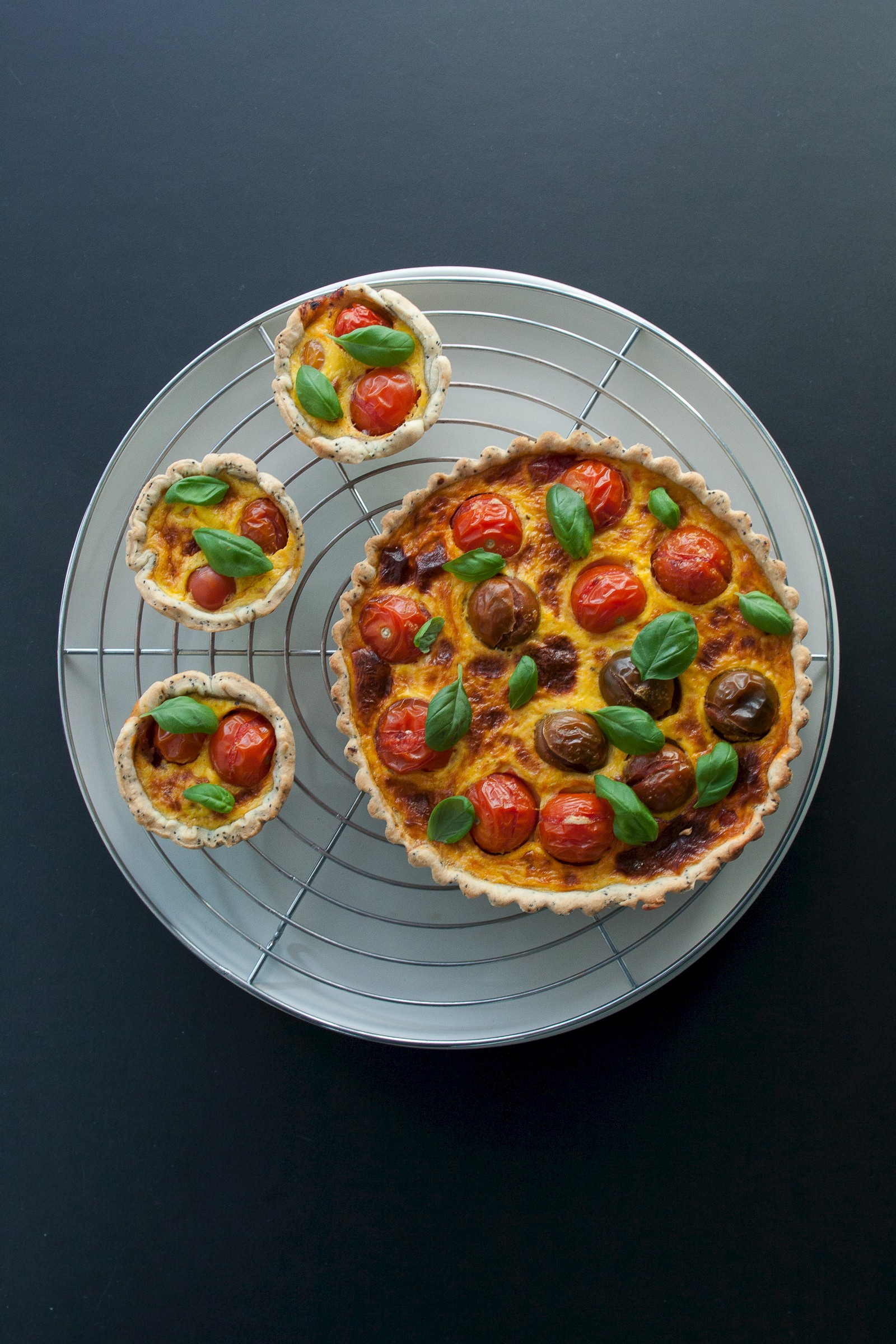 Tomato quiche with safforn and poppy seeds