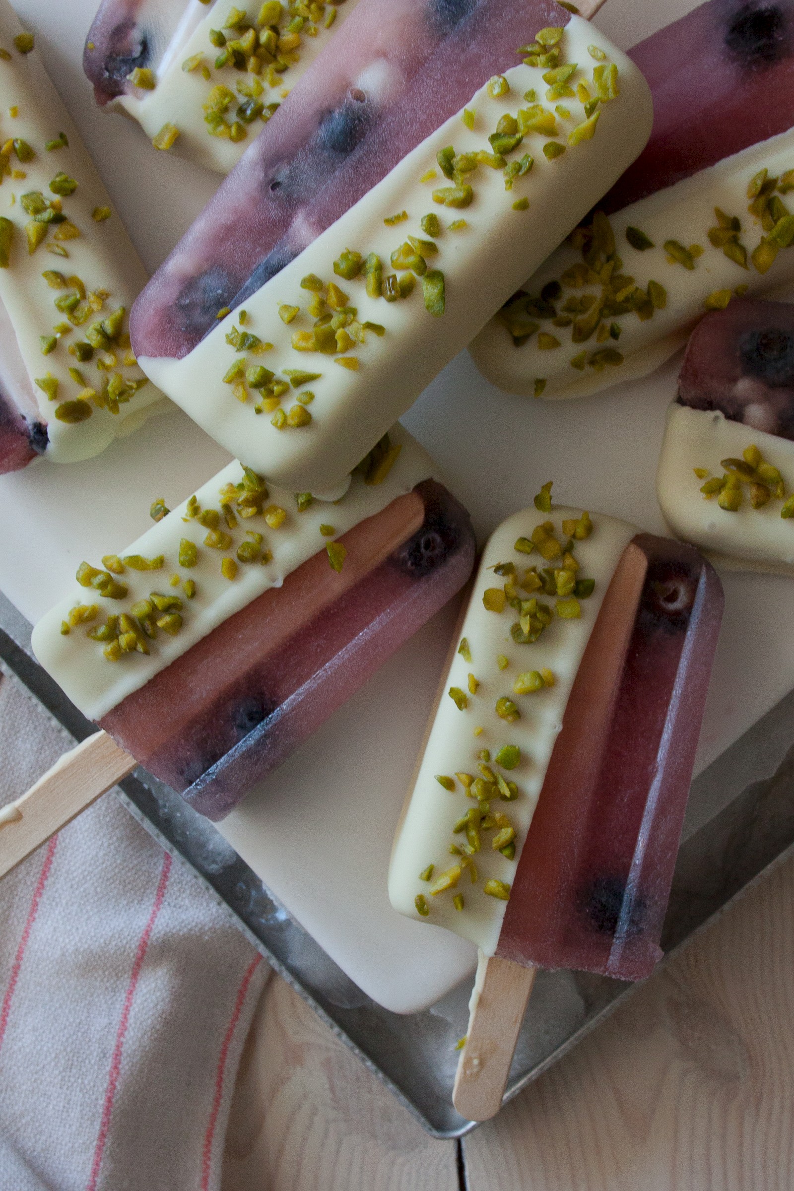 Hibiskus-Malve Popsicles mit Blaubeeren