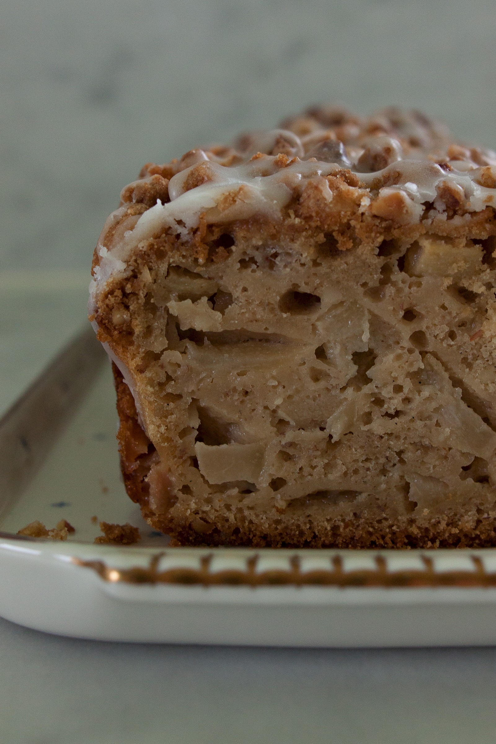 Iced pear pie with crumbles