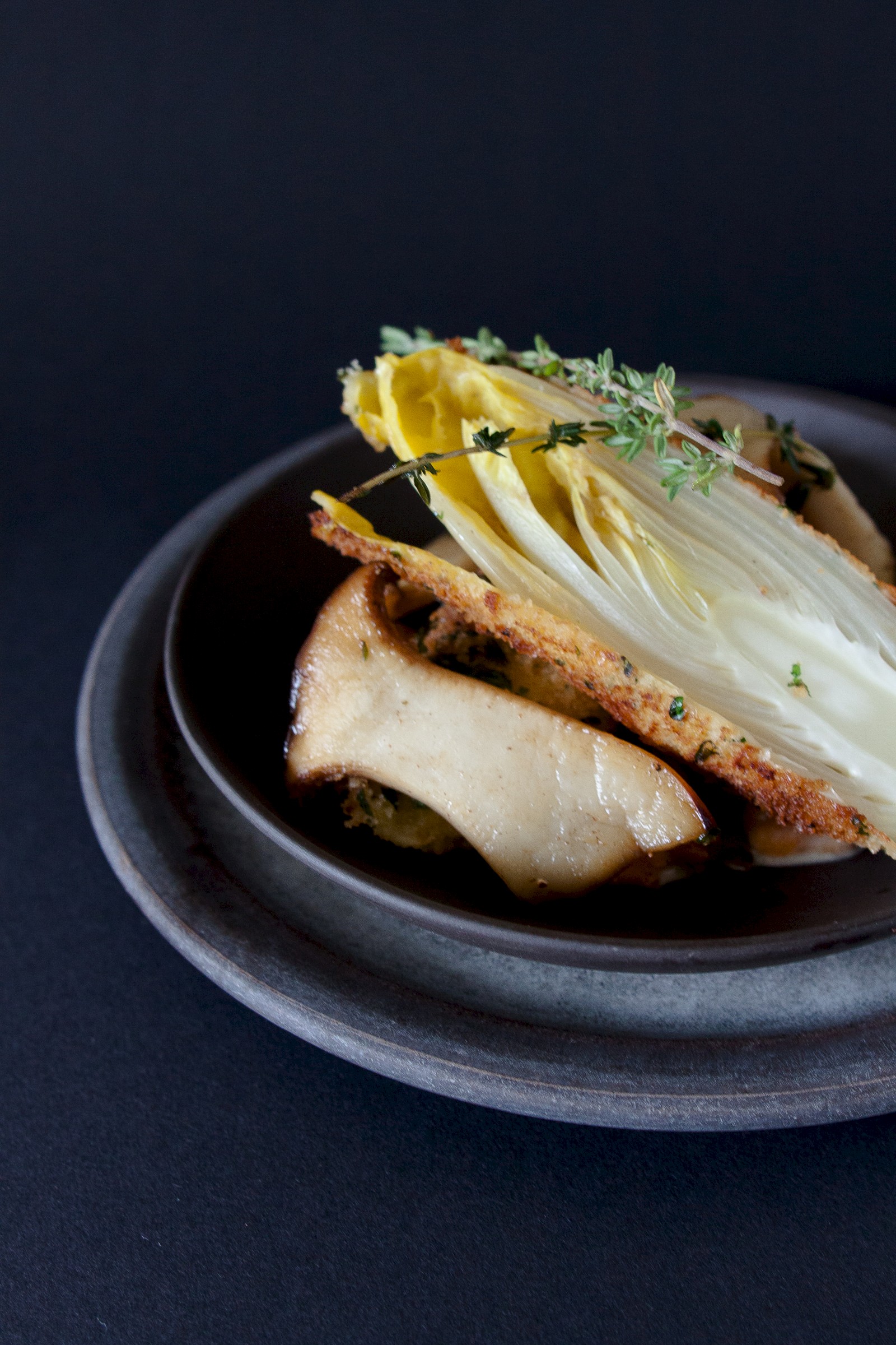 Gebackener Chicorée in Kräuterpanade mit Pilzen