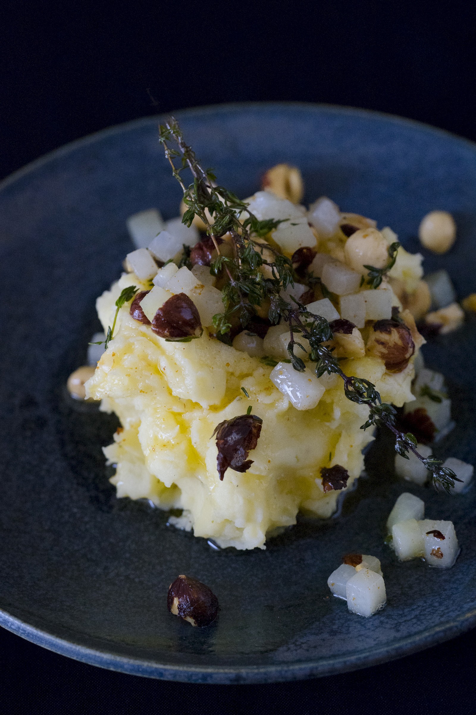 Kohlrabi-Kartoffelstampf mit gerösteten Haselnüssen und Thymian