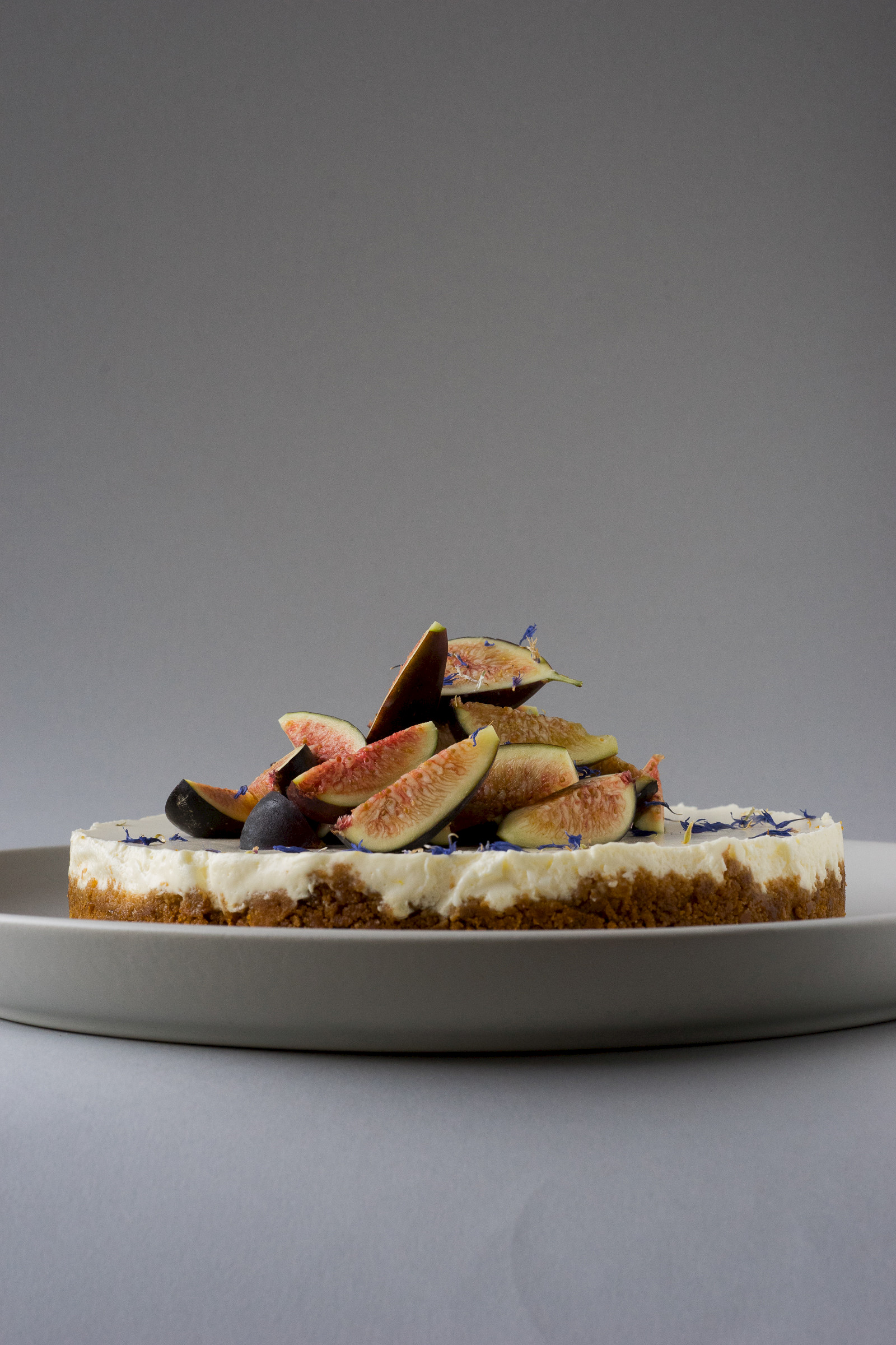 Sour cream cake with figs