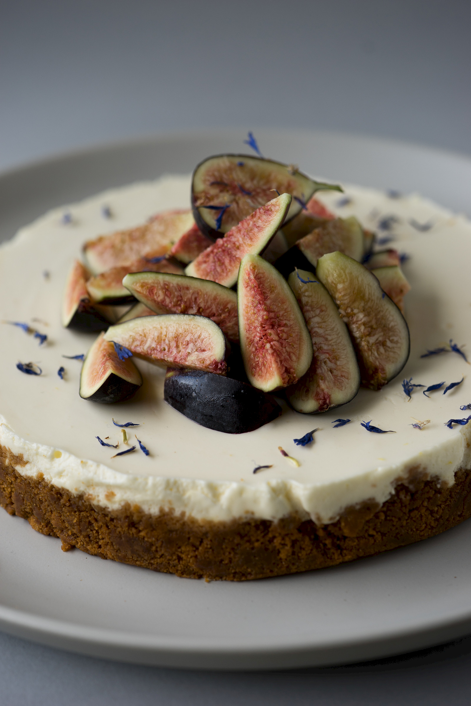 Sour cream cake with figs