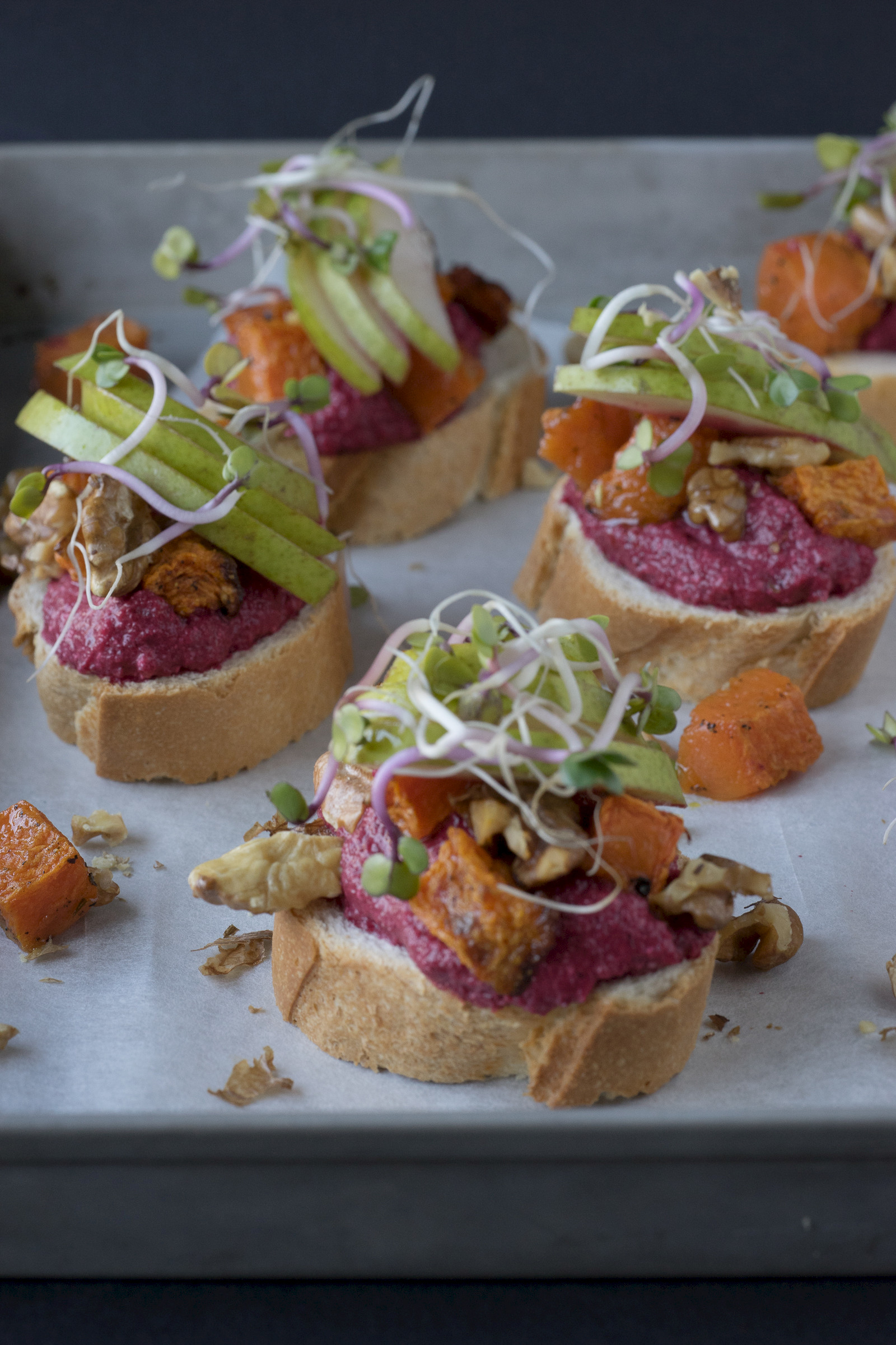 Randen-Bruschetta mit Kürbis, Birnen und Baumnüssen