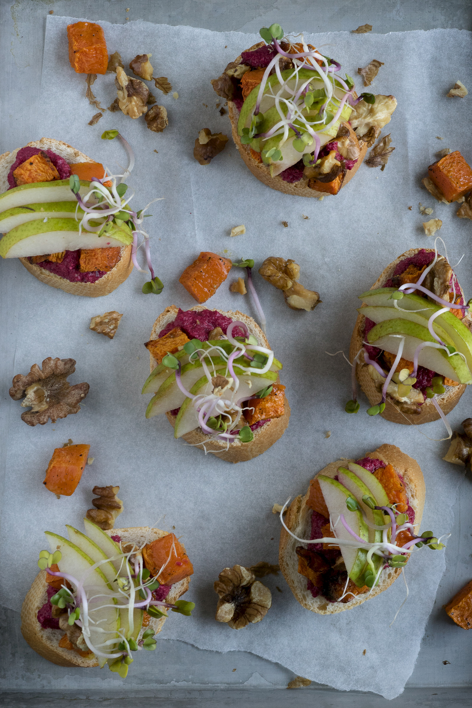 Randen-Bruschetta mit Kürbis, Birnen und Baumnüssen