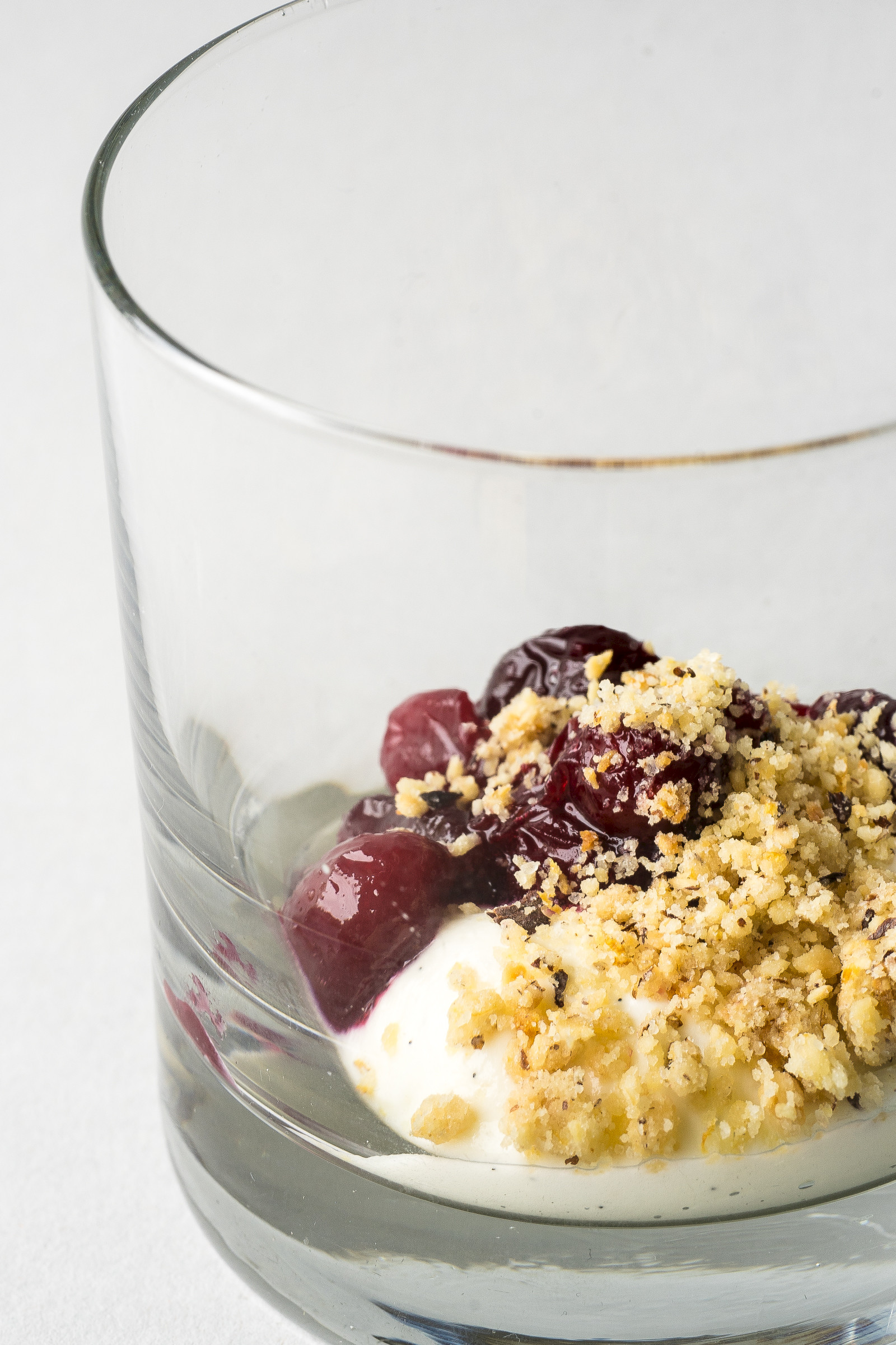 Yogurt mousse with cranberry and lemon crumble