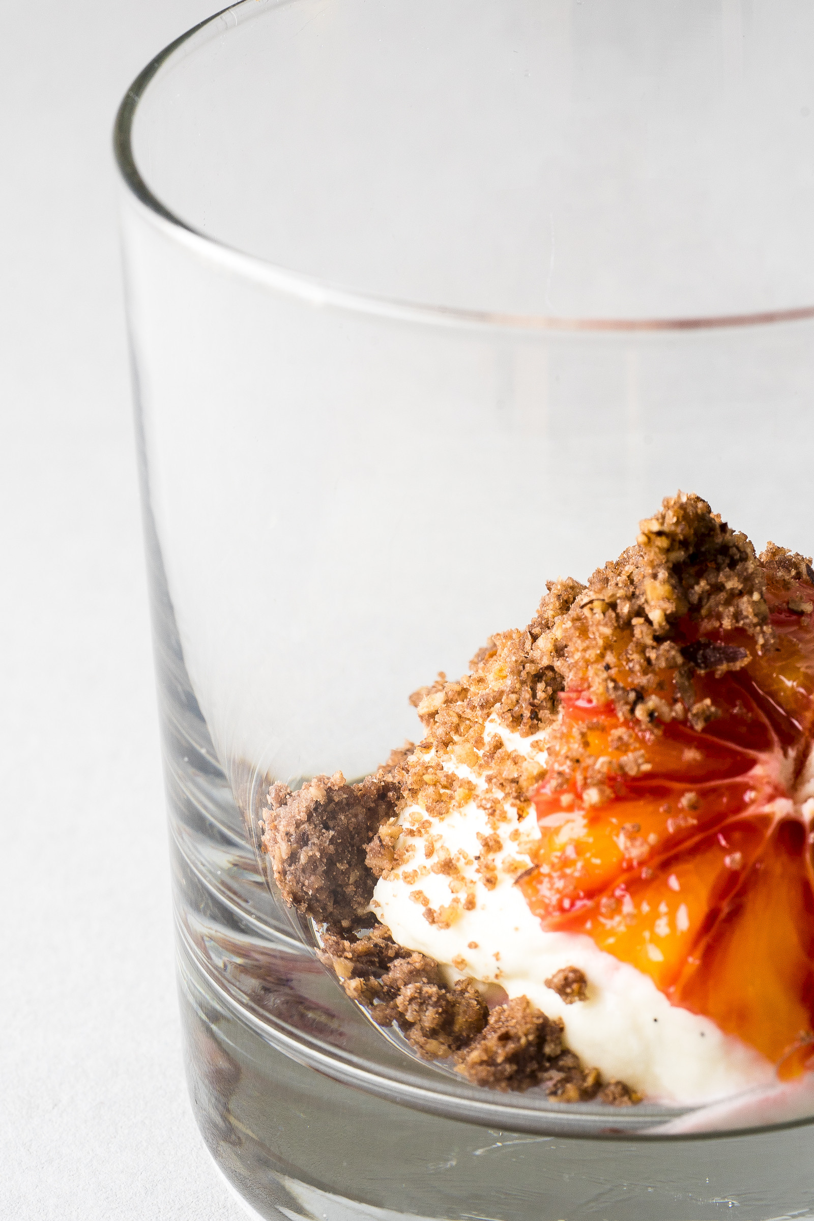 Joghurtmousse mit Blutorange und Kakaocrumbles