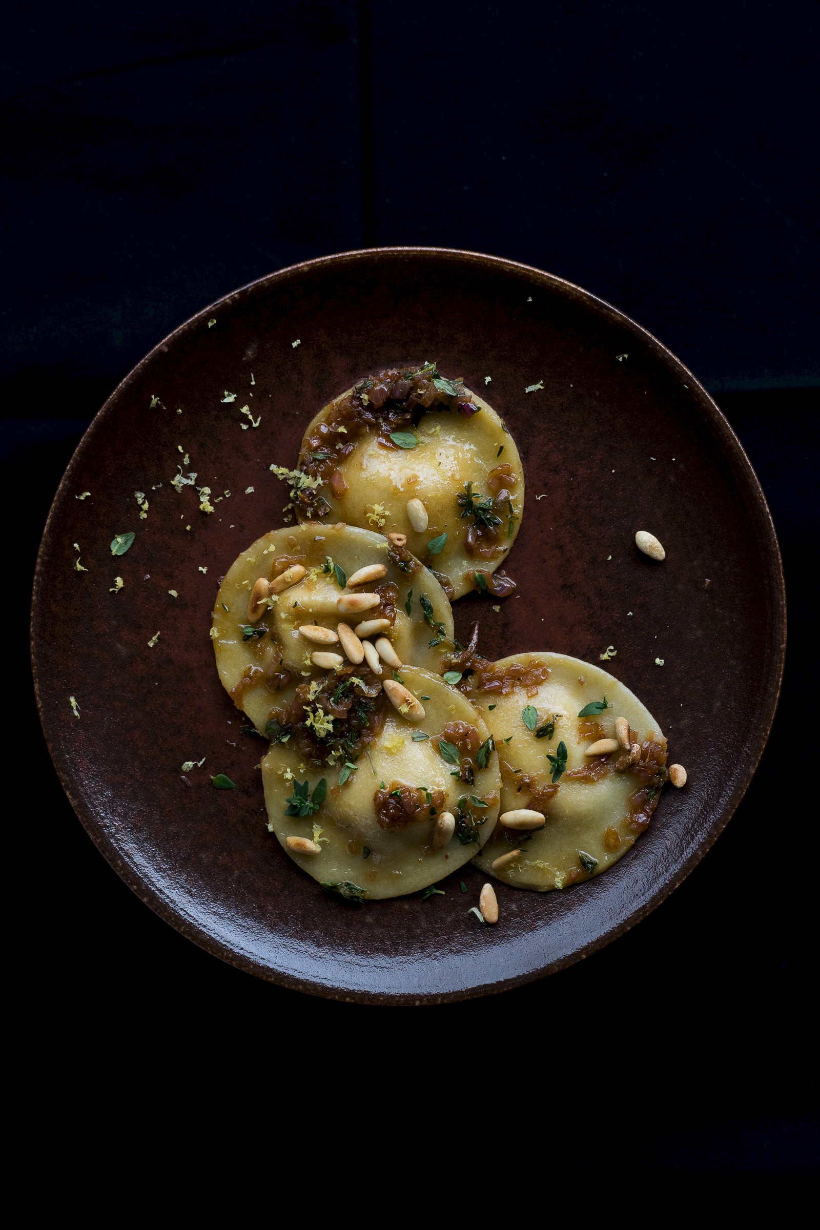 Ravioli mit Ziegenfrischkäse und karamellisierten roten Zwiebeln