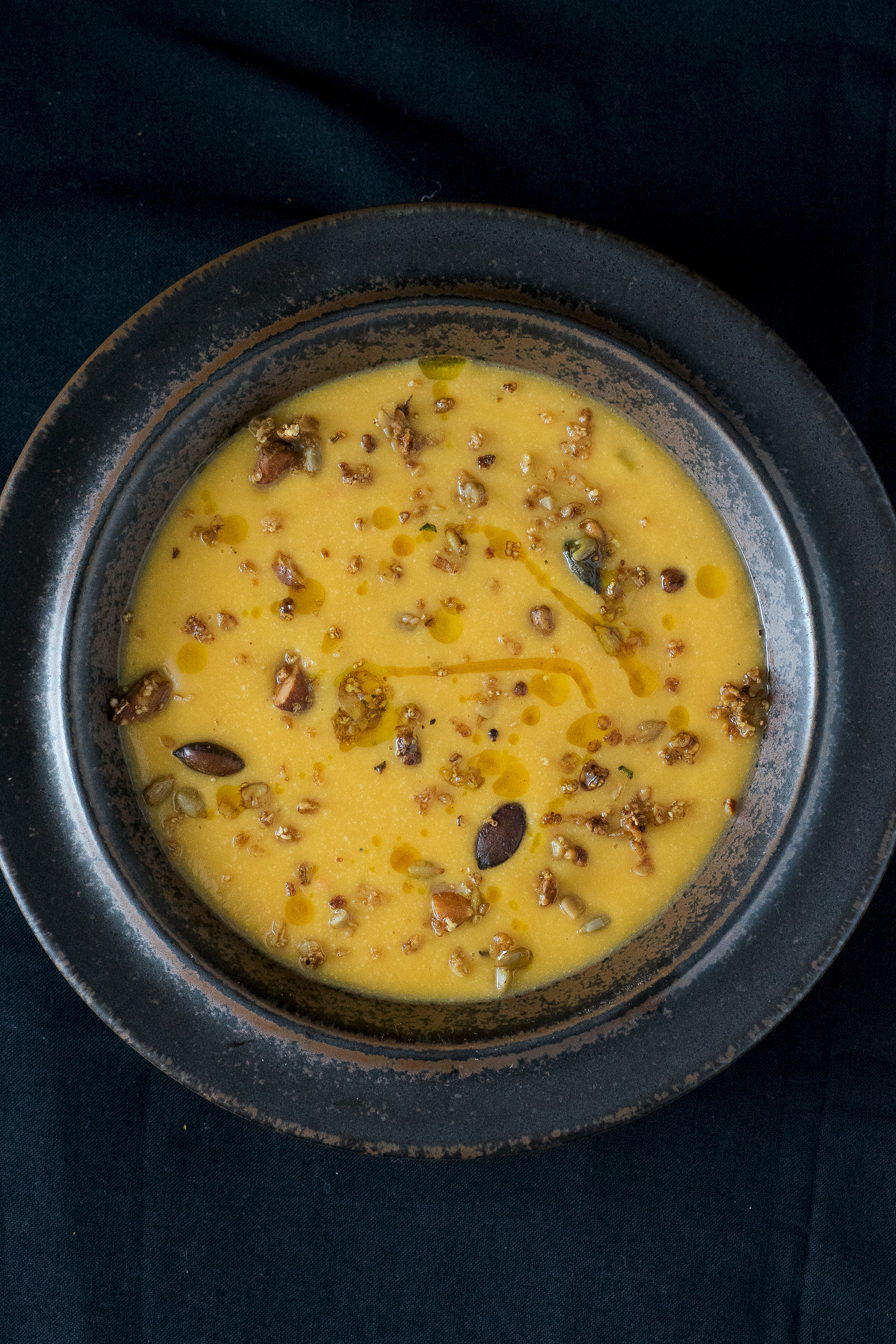 Süsskartoffel-Cashewsuppe mit Kurkuma-Öl und Bier-Granola