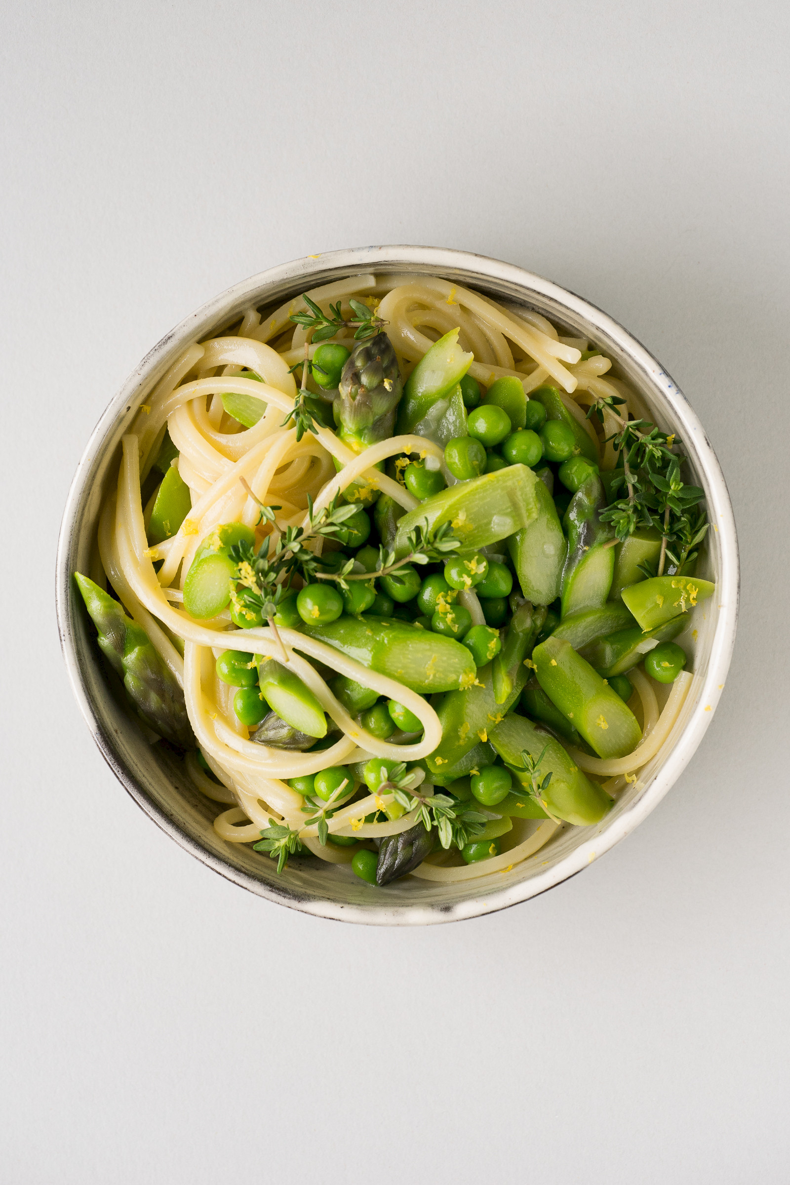 Lemon pasta with asparagus, green peas and thyme