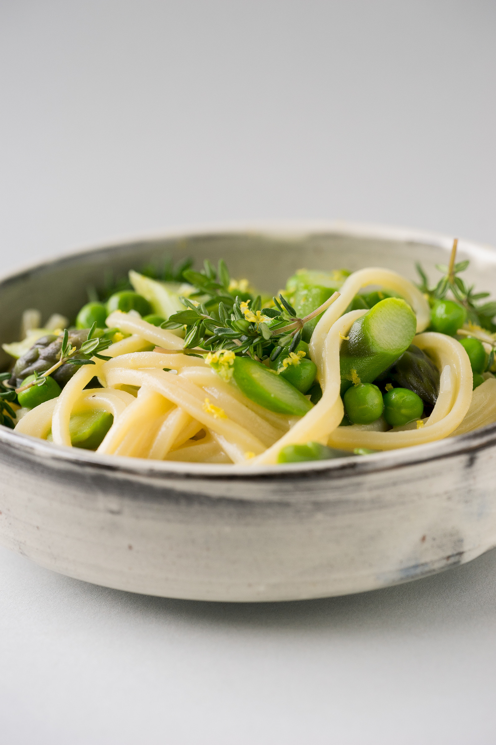 Lemon pasta with asparagus, green peas and thyme