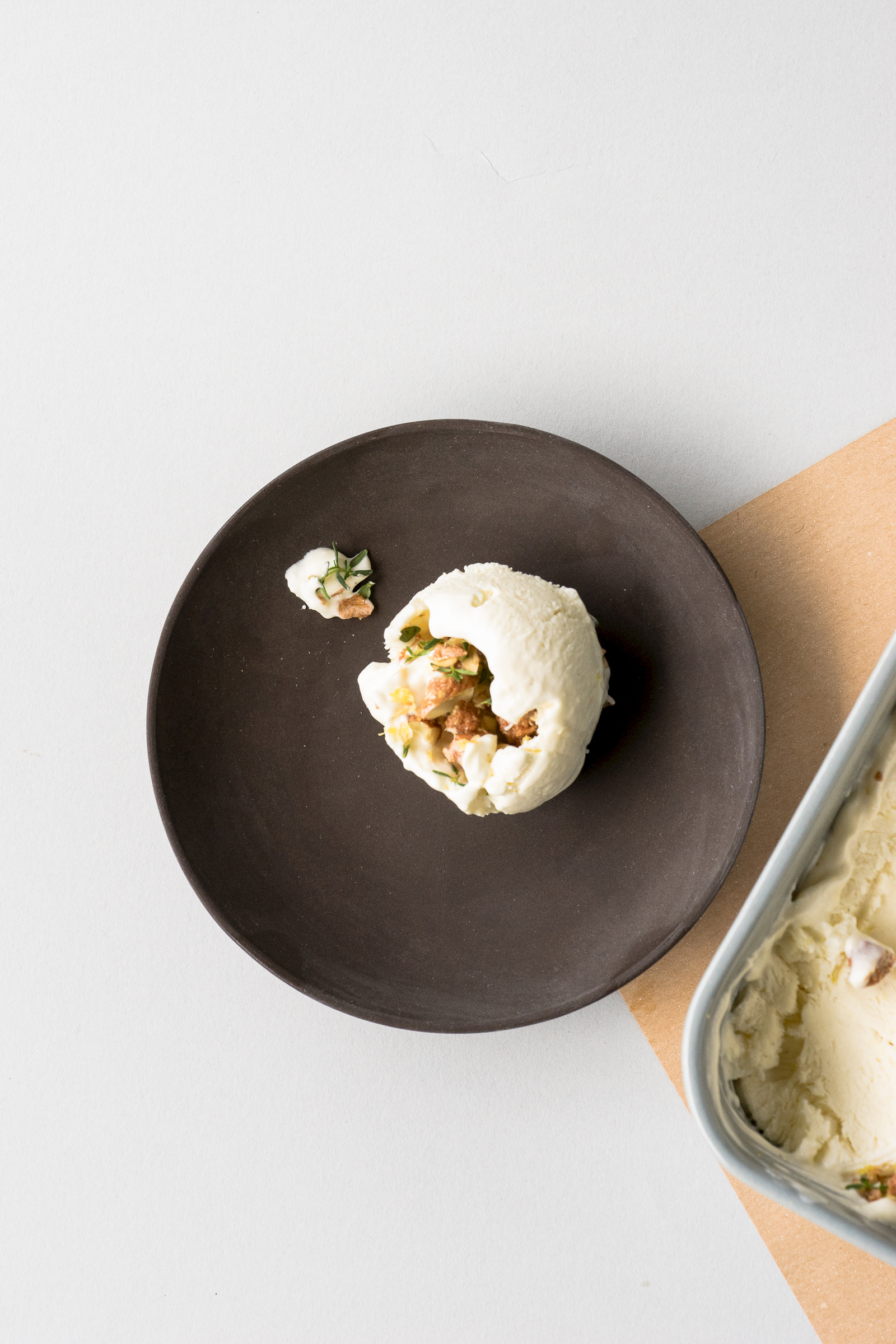 Ricottaglace mit karamellisierten Mandeln, Zitrone und Thymian