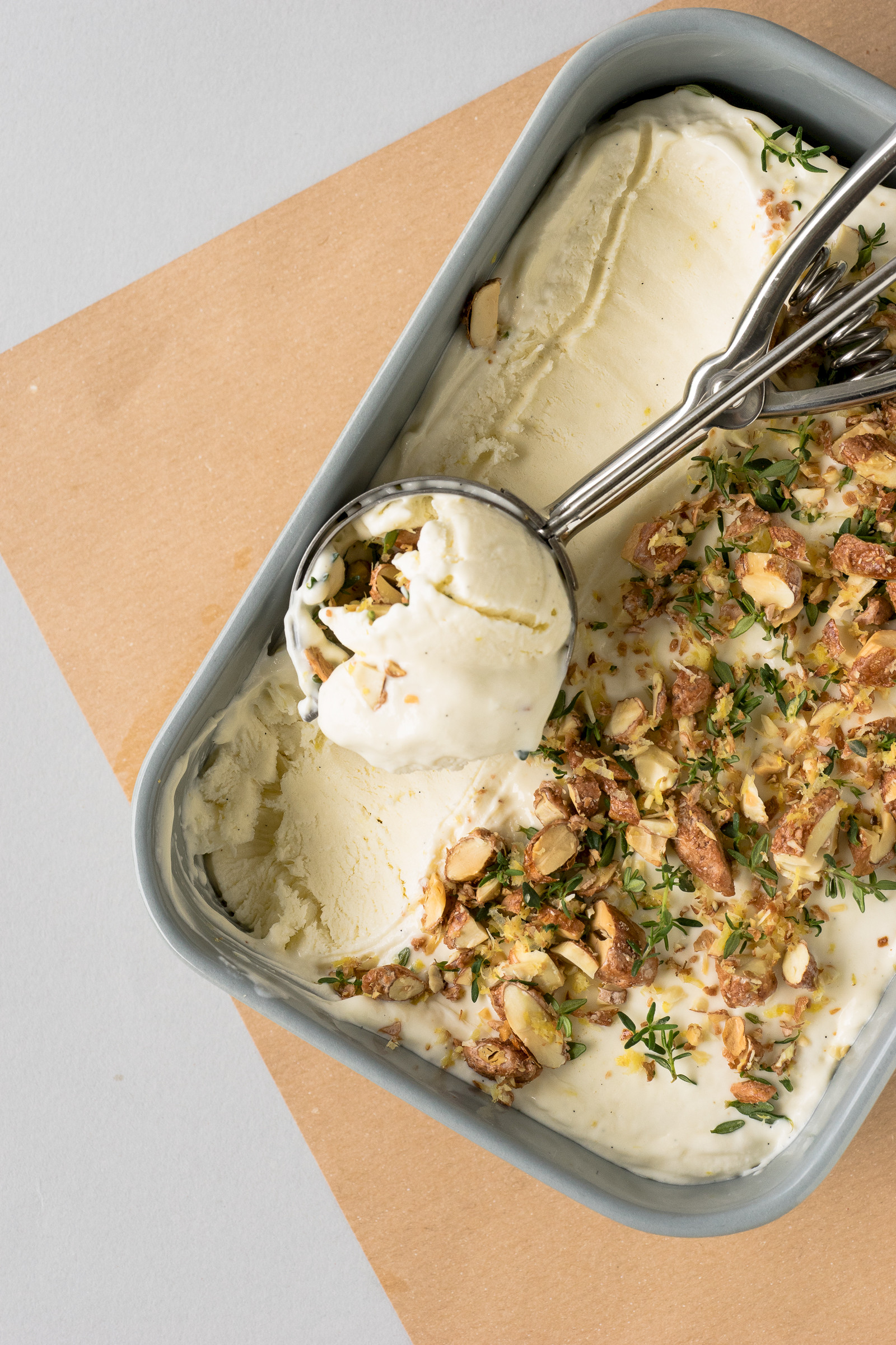 Ricottaglace mit karamellisierten Mandeln, Zitrone und Thymian