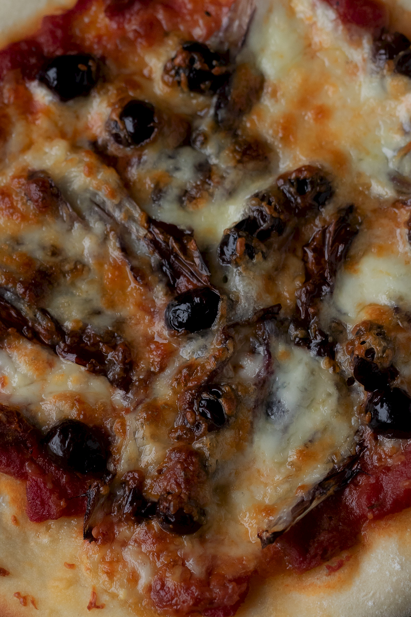 Pizza with radicchio, scamorza and olives