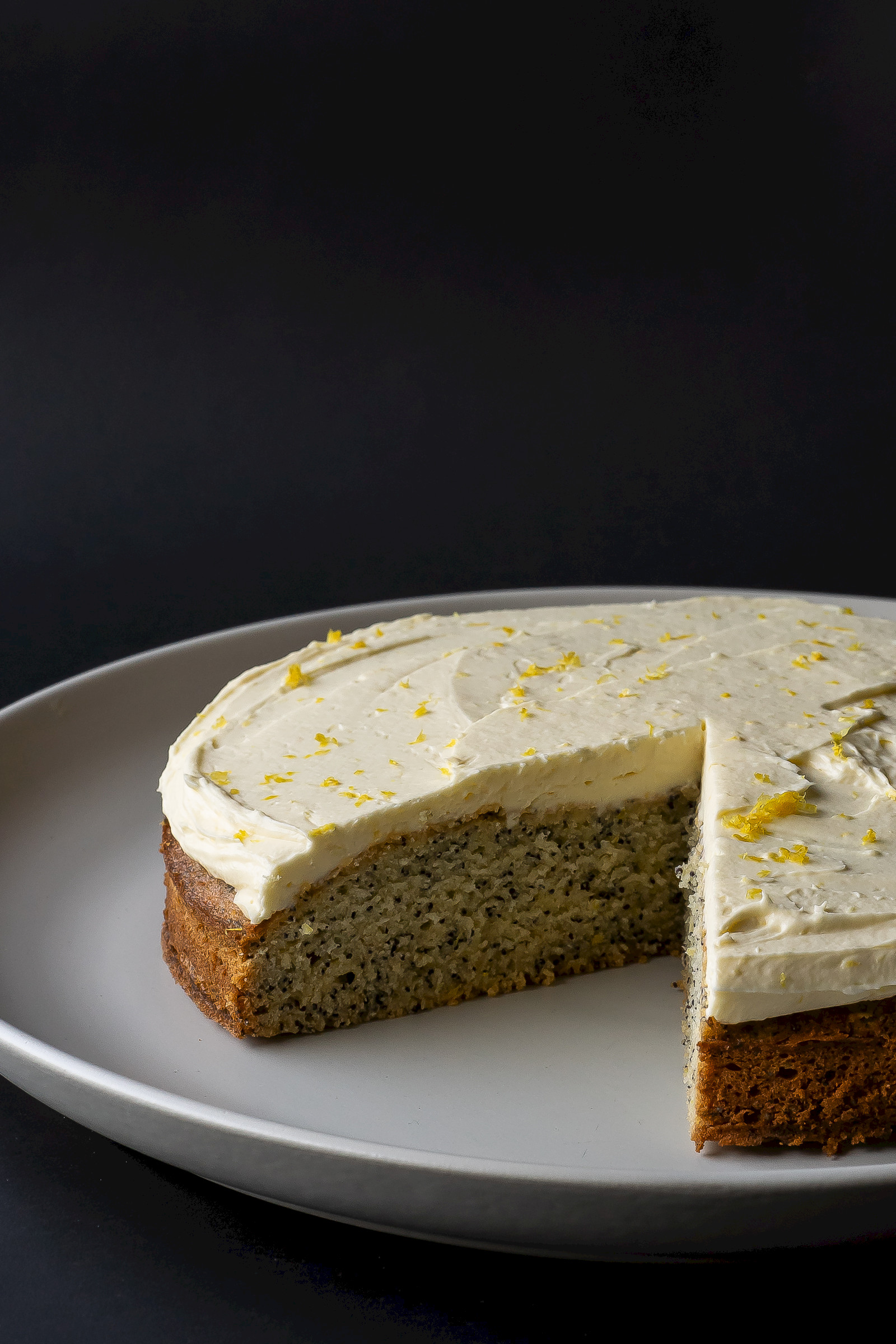 Poppy seed cake with lemon and honey