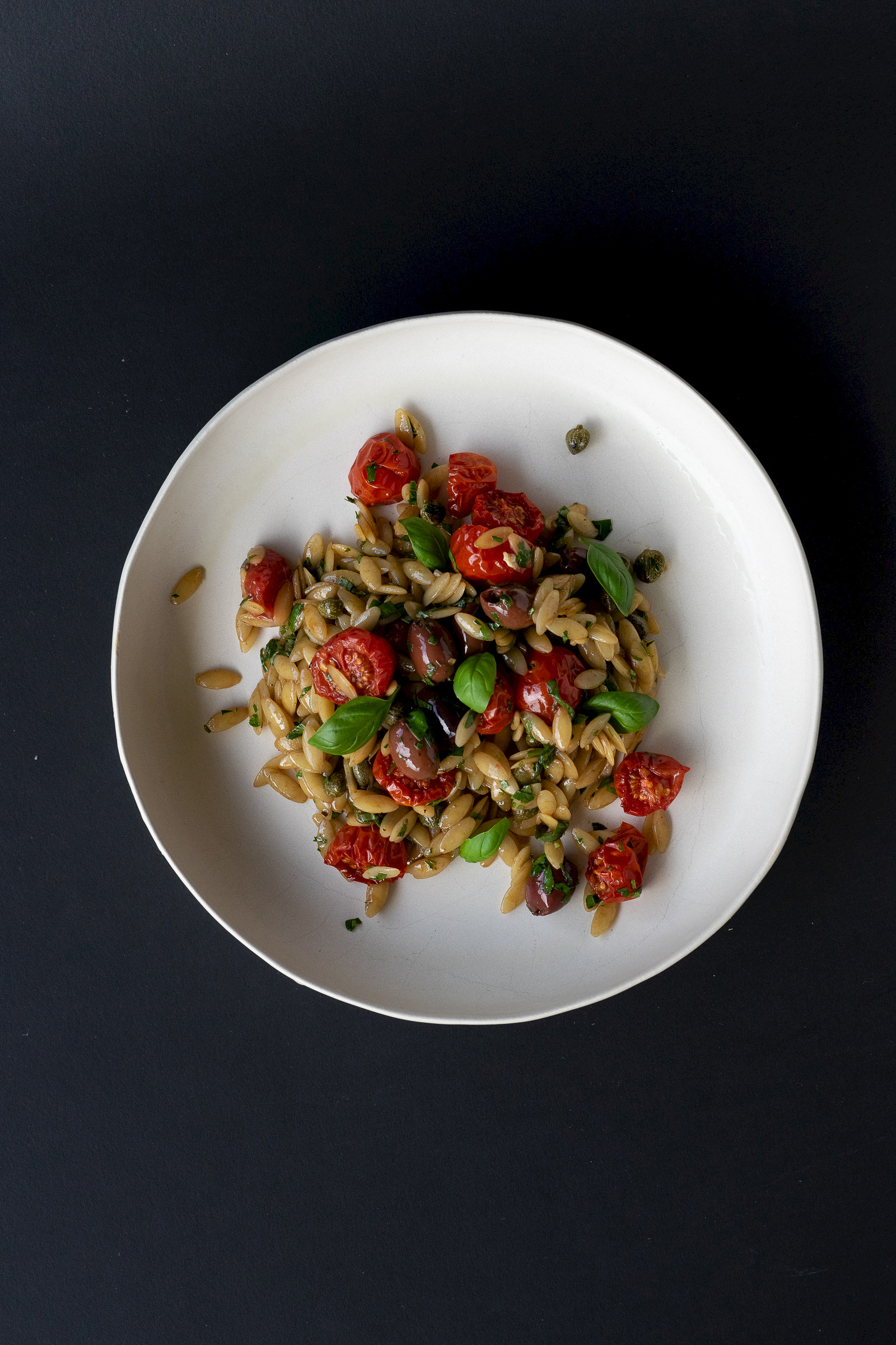 Orzo salad with roasted tomatoes, olives and captures