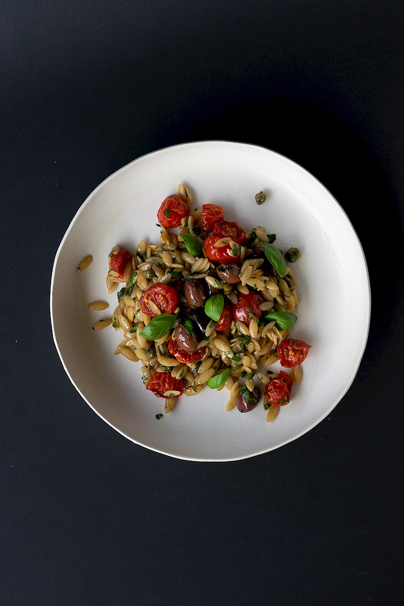 Orzosalat mit gerösteten Tomaten, Oliven und&amp;… – Mary Miso - Rezepte ...