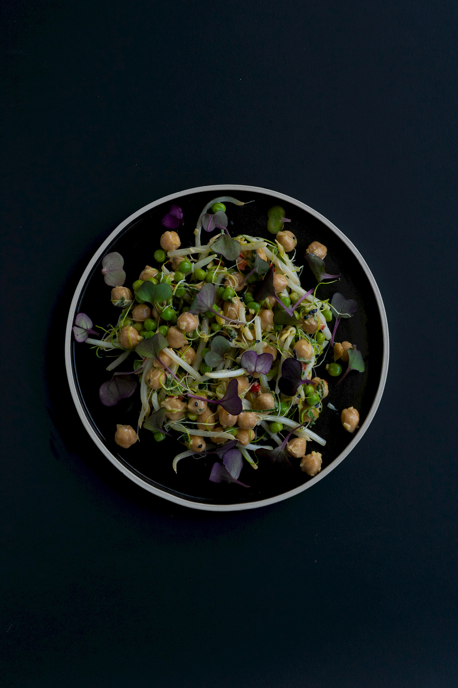 Kichererbsensalat mit Sprossen, Tahini und Minze