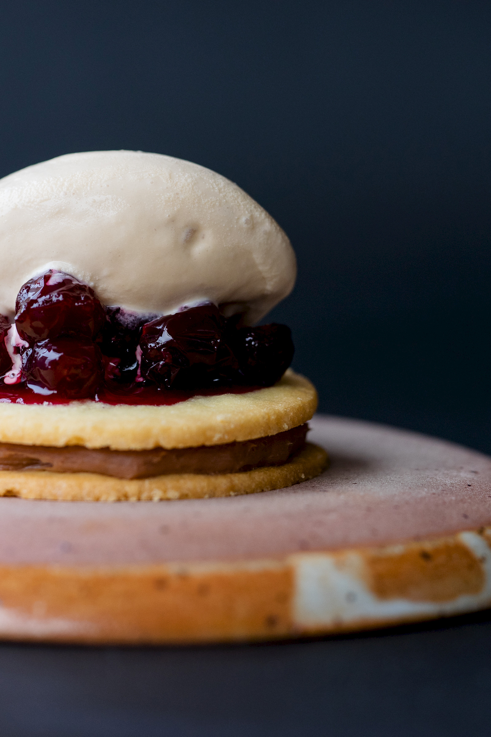 Weihnachtsmenu Sablé mit Karamell, Fleur de Sel, Cranberries und Glace