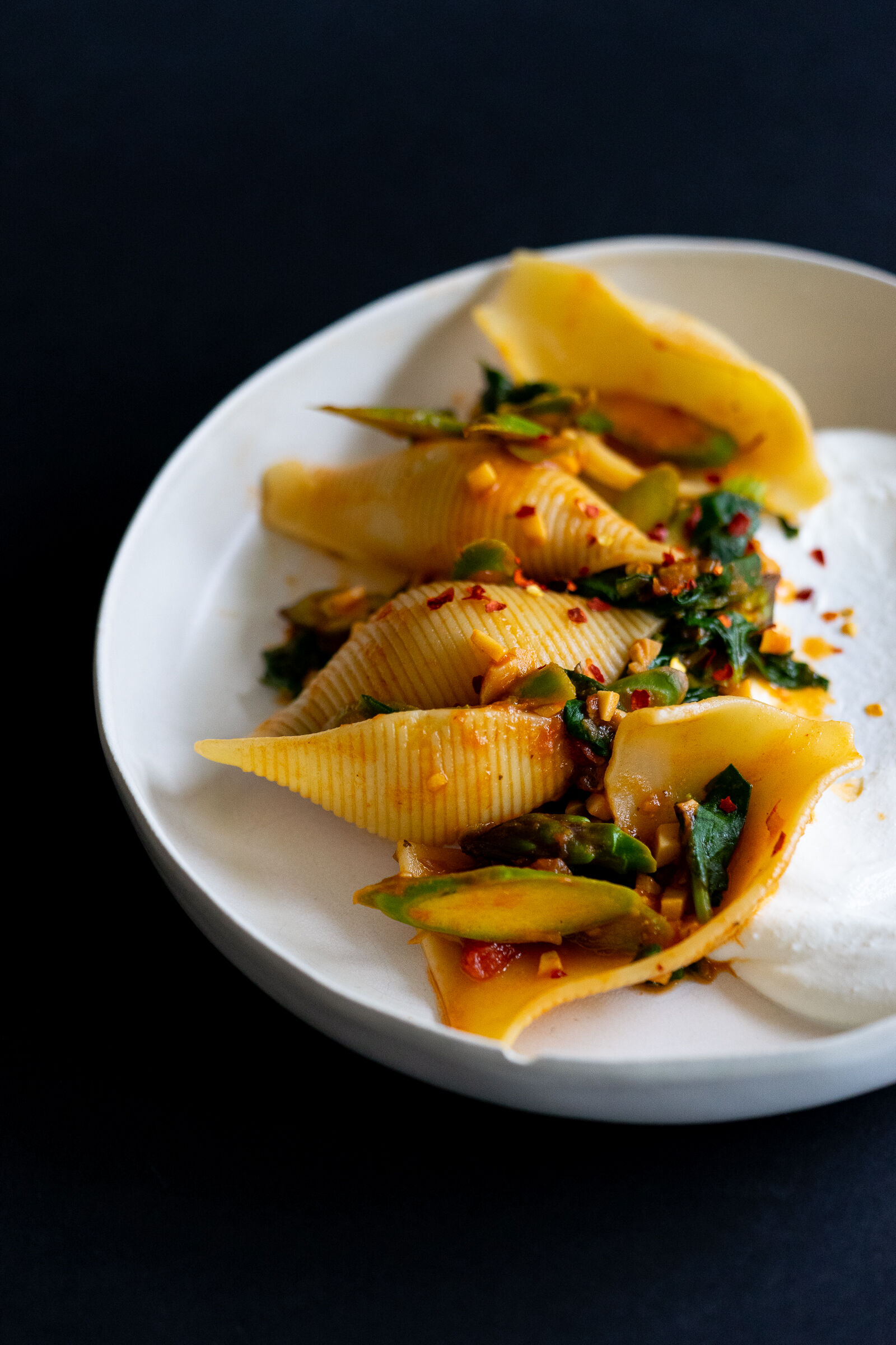 Shell pasta with asparagus, spinach, mushrooms and ricotta
