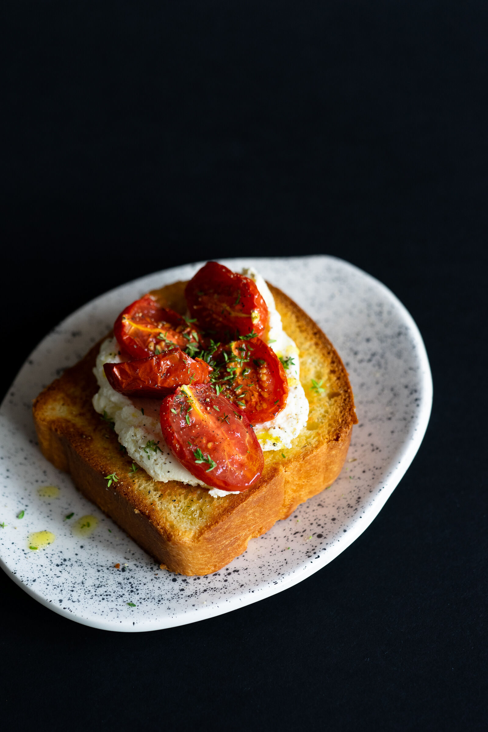 Brioche mit Ricotta und gerösteten Tomaten