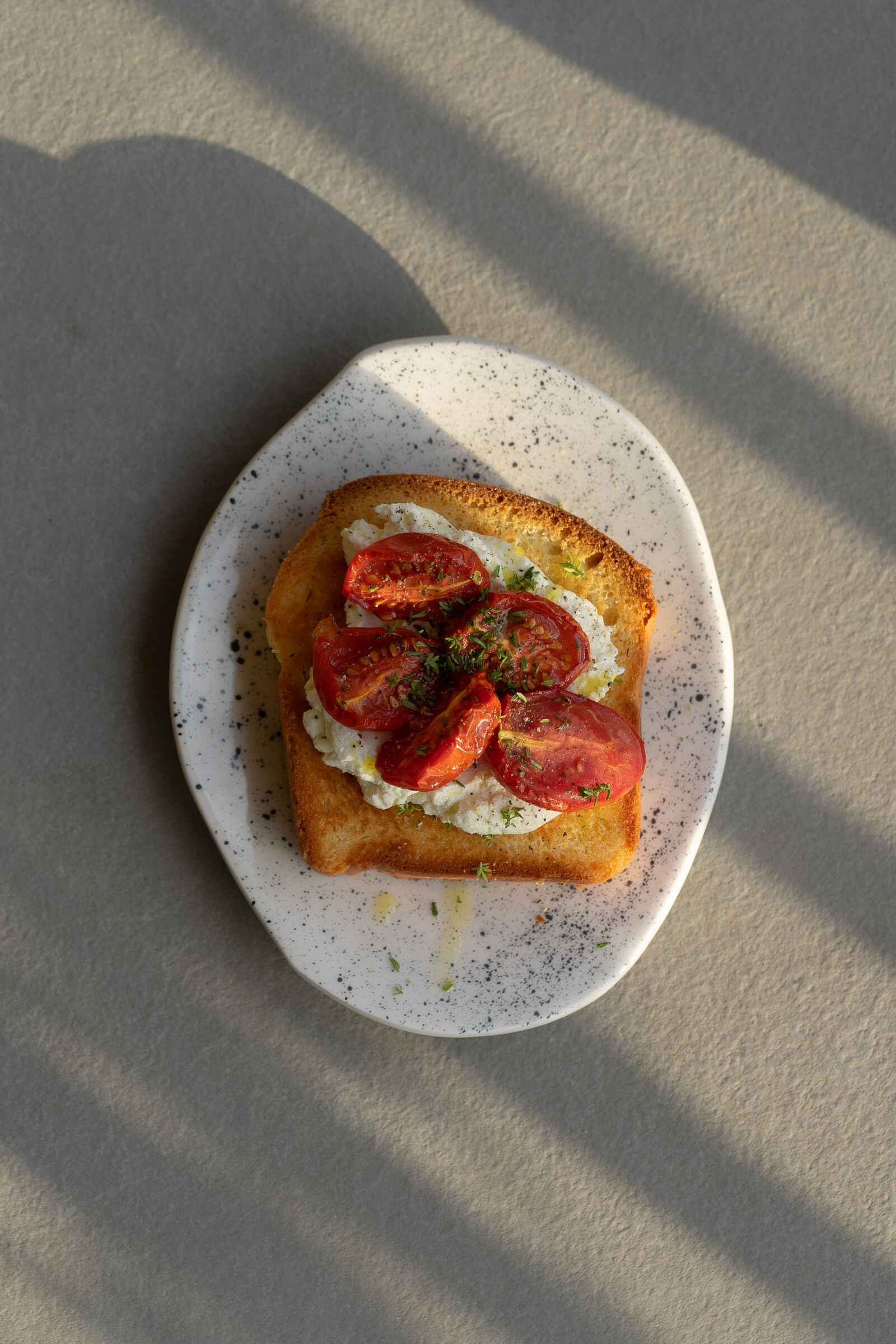 Brioche mit Ricotta und gerösteten Tomaten