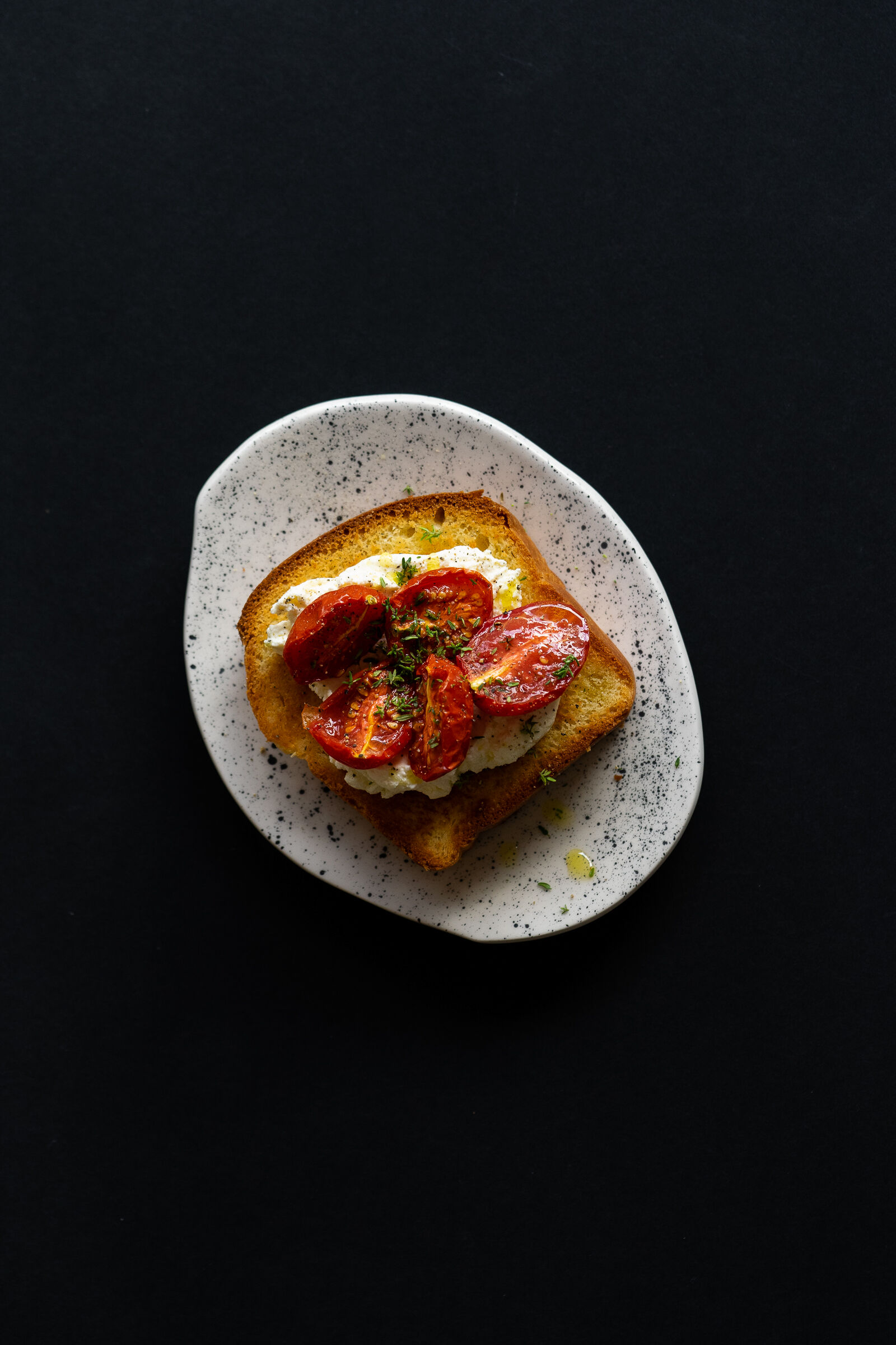 Brioche mit Ricotta und gerösteten Tomaten