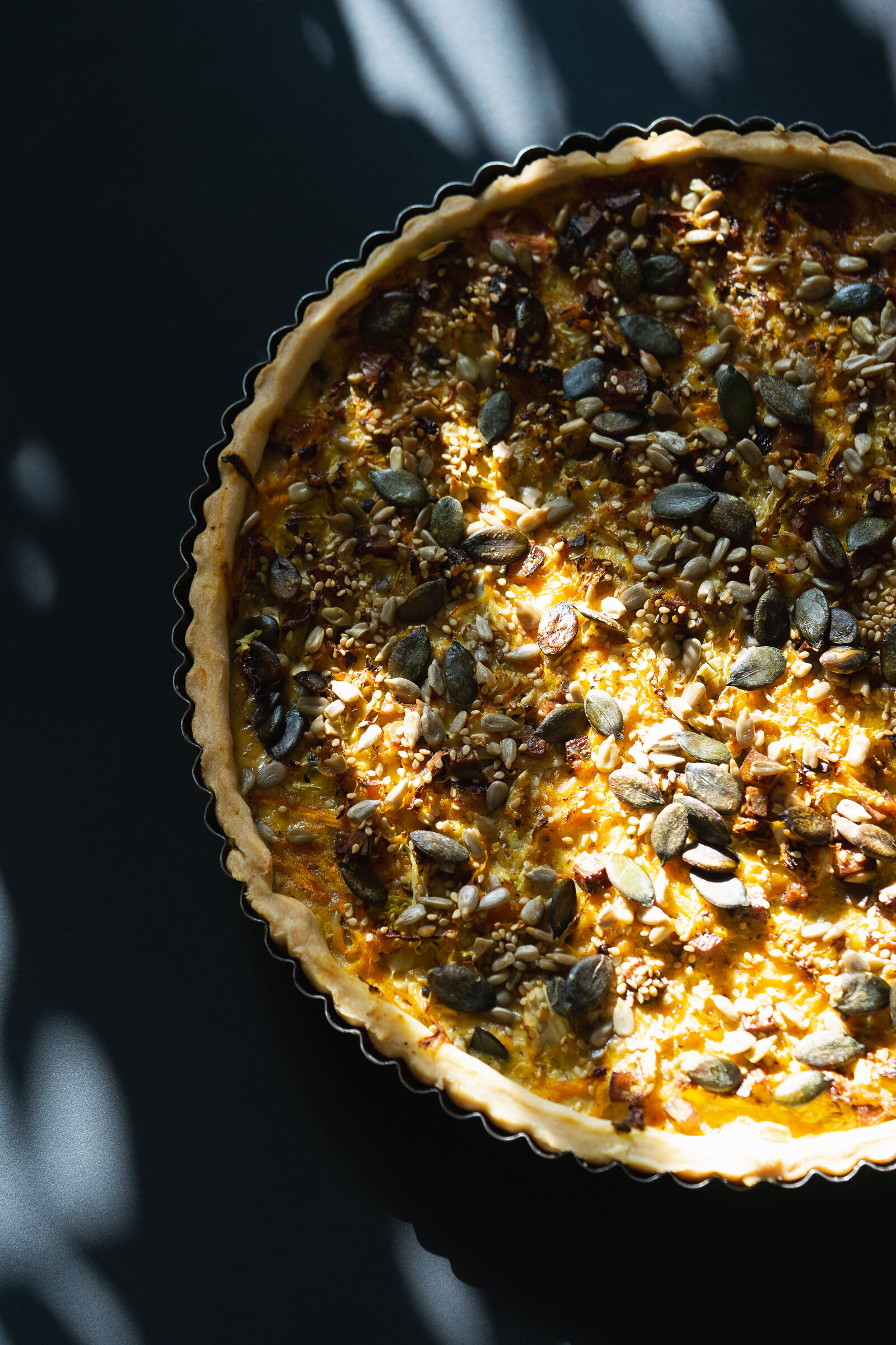 Wirsing-Kürbis-Quiche mit karamellisiertem Tofu