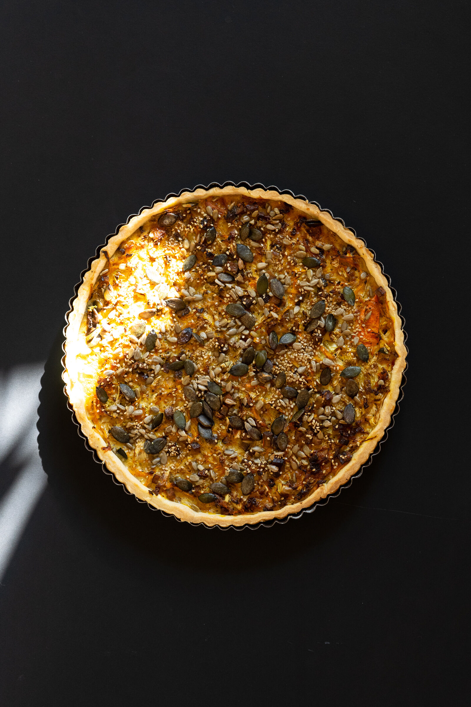 Wirsing-Kürbis-Quiche mit karamellisiertem Tofu