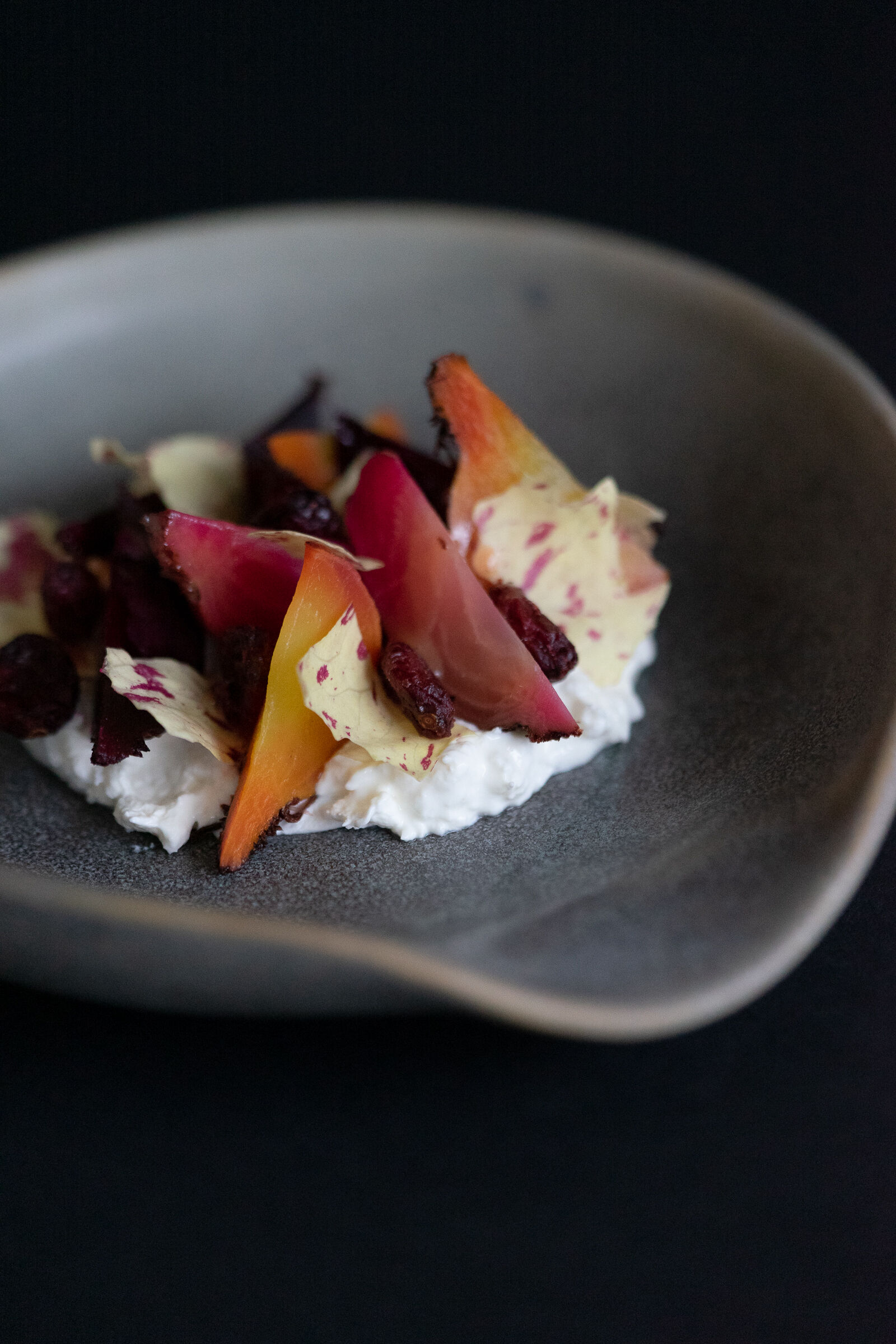 Cranberry-Randen, Burrata, Castelfranco und Traubenkernöl