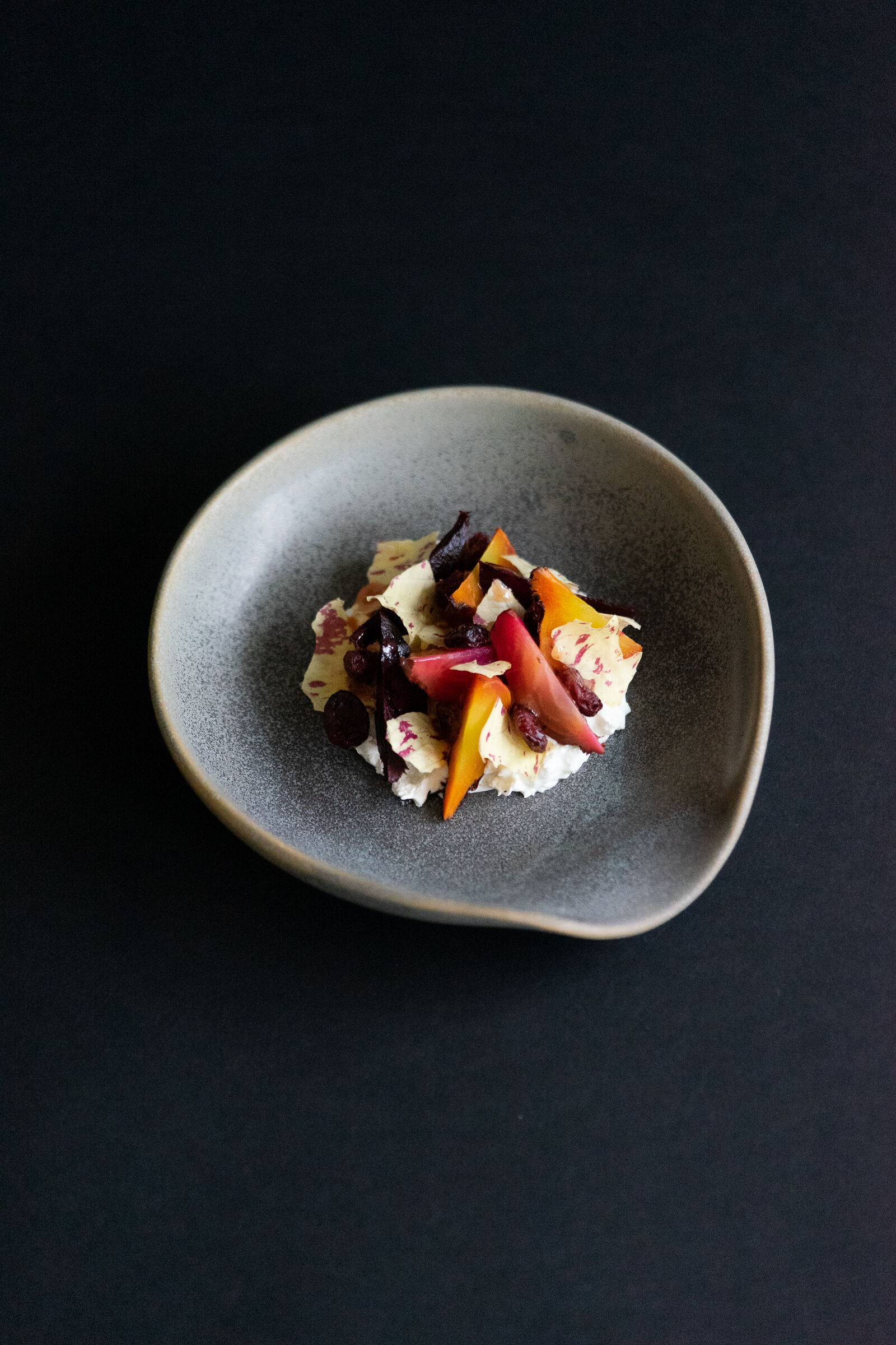 Cranberry-Randen, Burrata, Castelfranco und Traubenkernöl