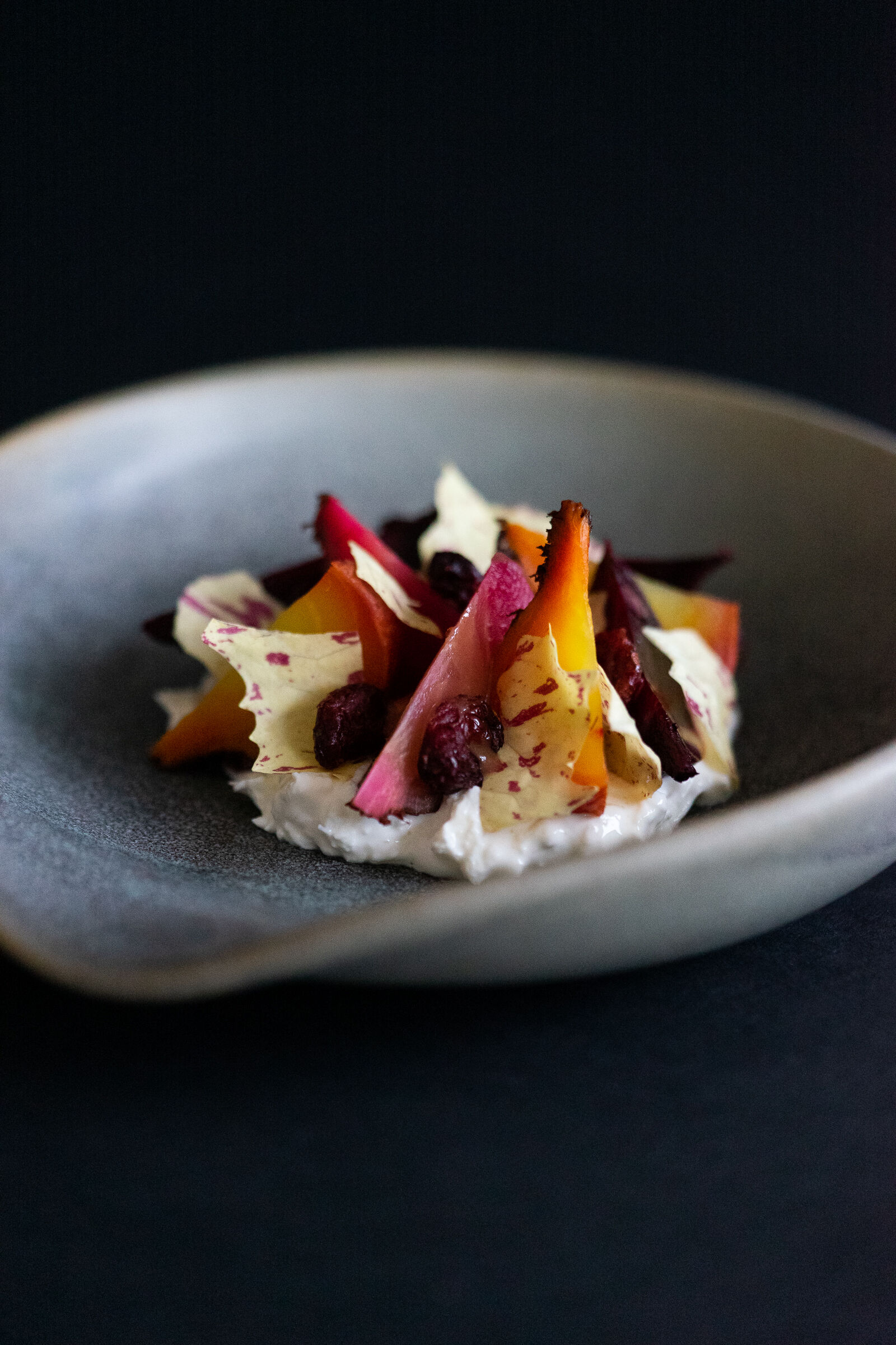 Cranberry-Randen, Burrata, Castelfranco und Traubenkernöl