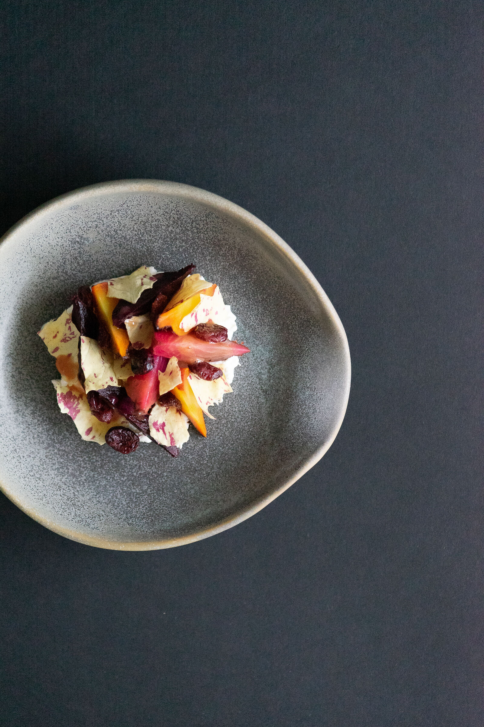 Cranberry-Randen, Burrata, Castelfranco und Traubenkernöl