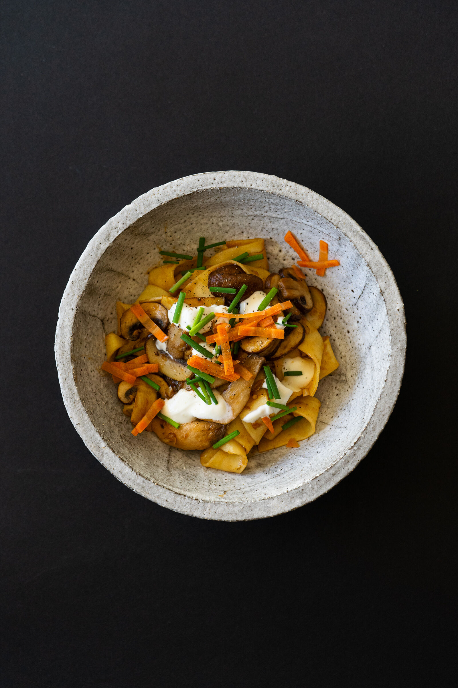 Linguine mit BBQ-Sauce, Pilzen und gepickelten Karotten