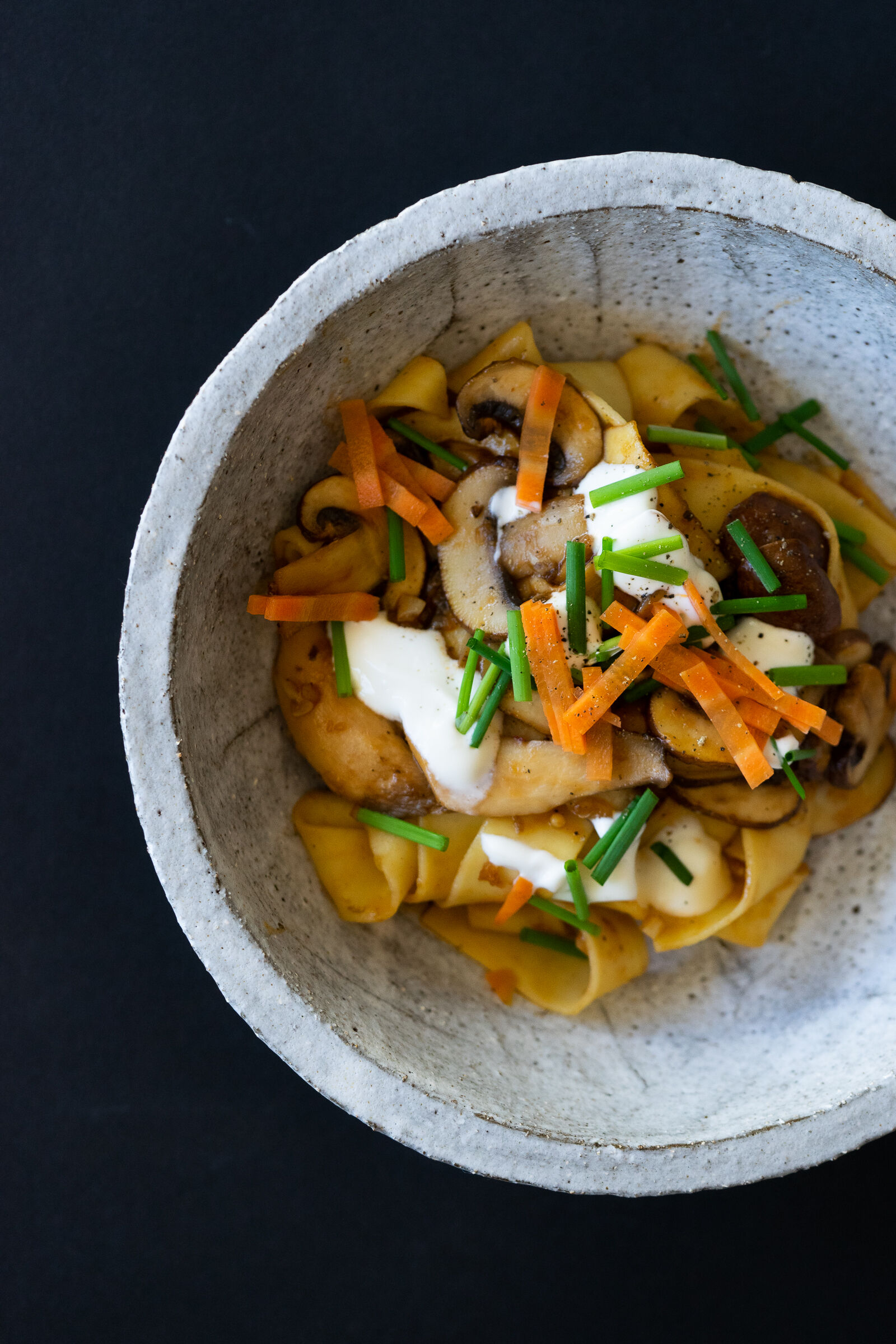 Linguine mit BBQ-Sauce, Pilzen und gepickelten Karotten