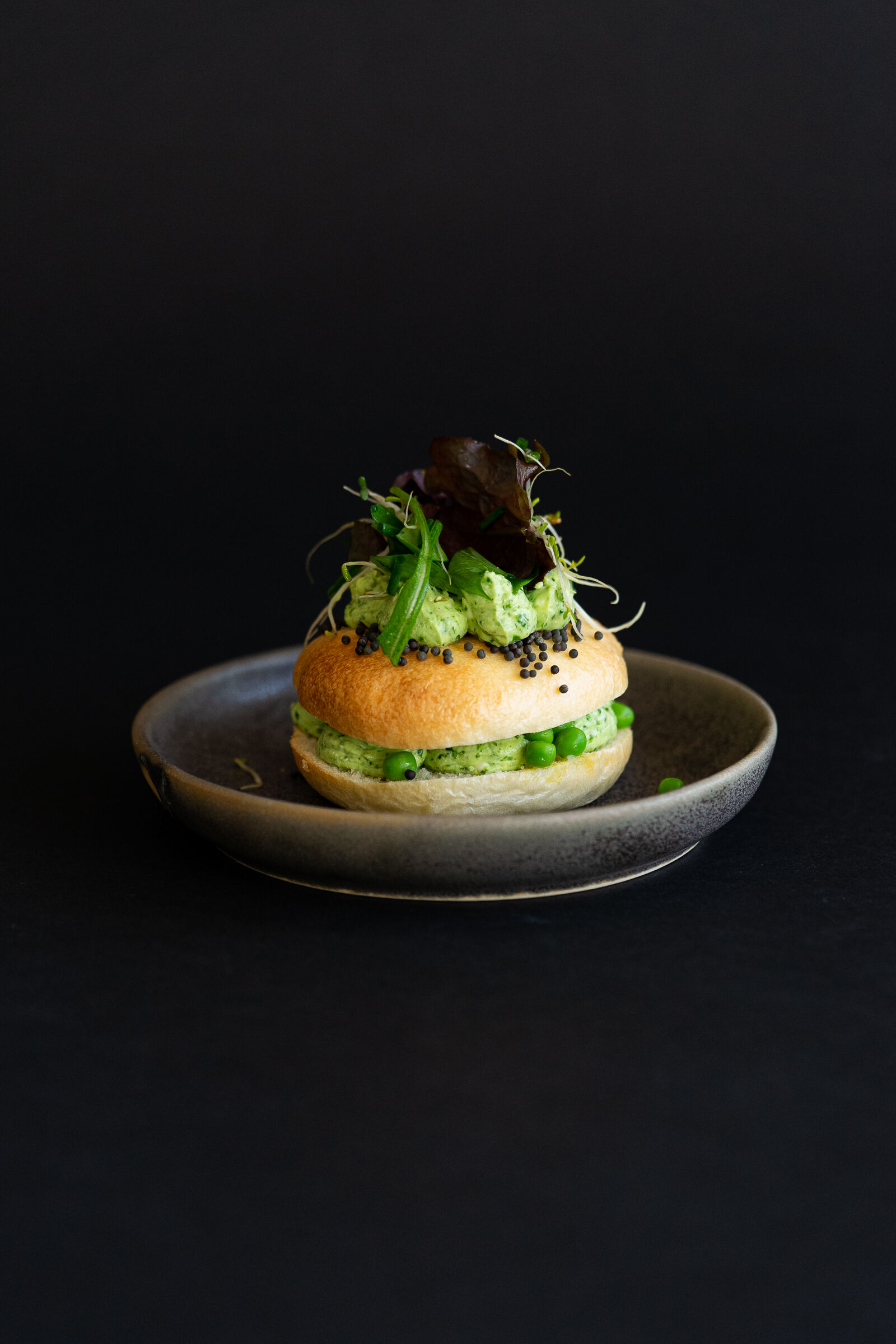 Bagels mit Bärlauchcrème, Erbsen und Raps