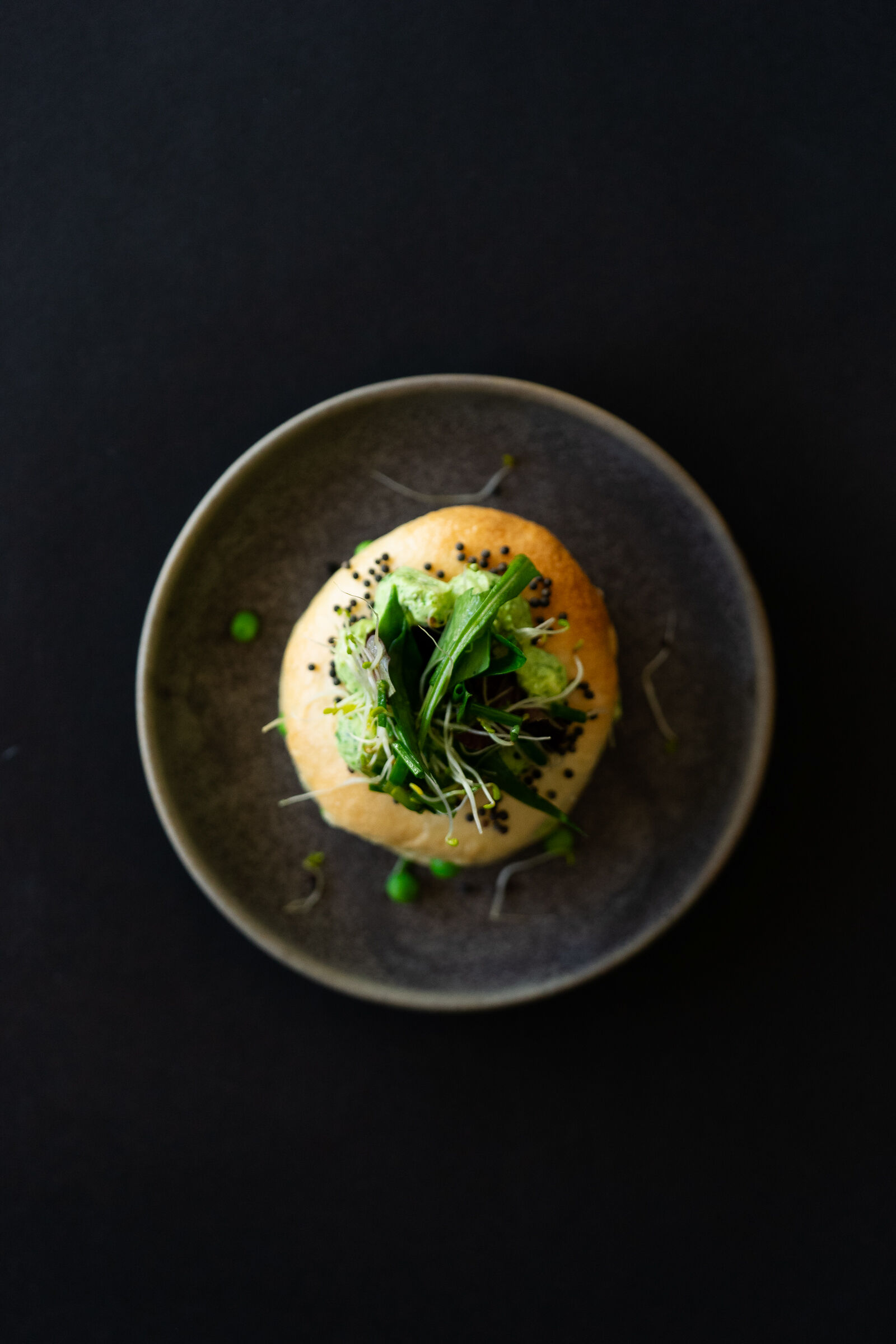 Bagels mit Bärlauchcrème, Erbsen und Raps