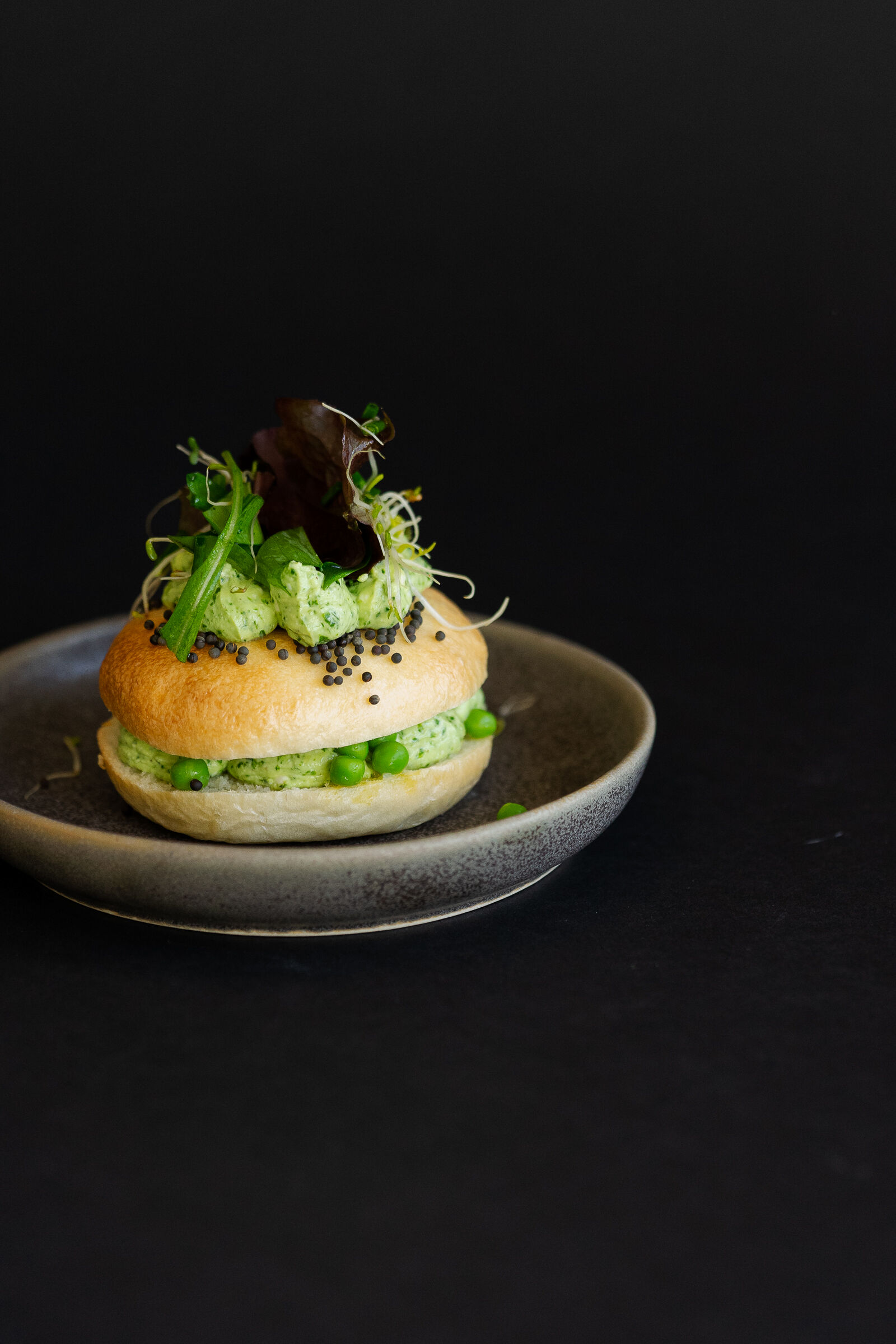 Bagels mit Bärlauchcrème, Erbsen und Raps