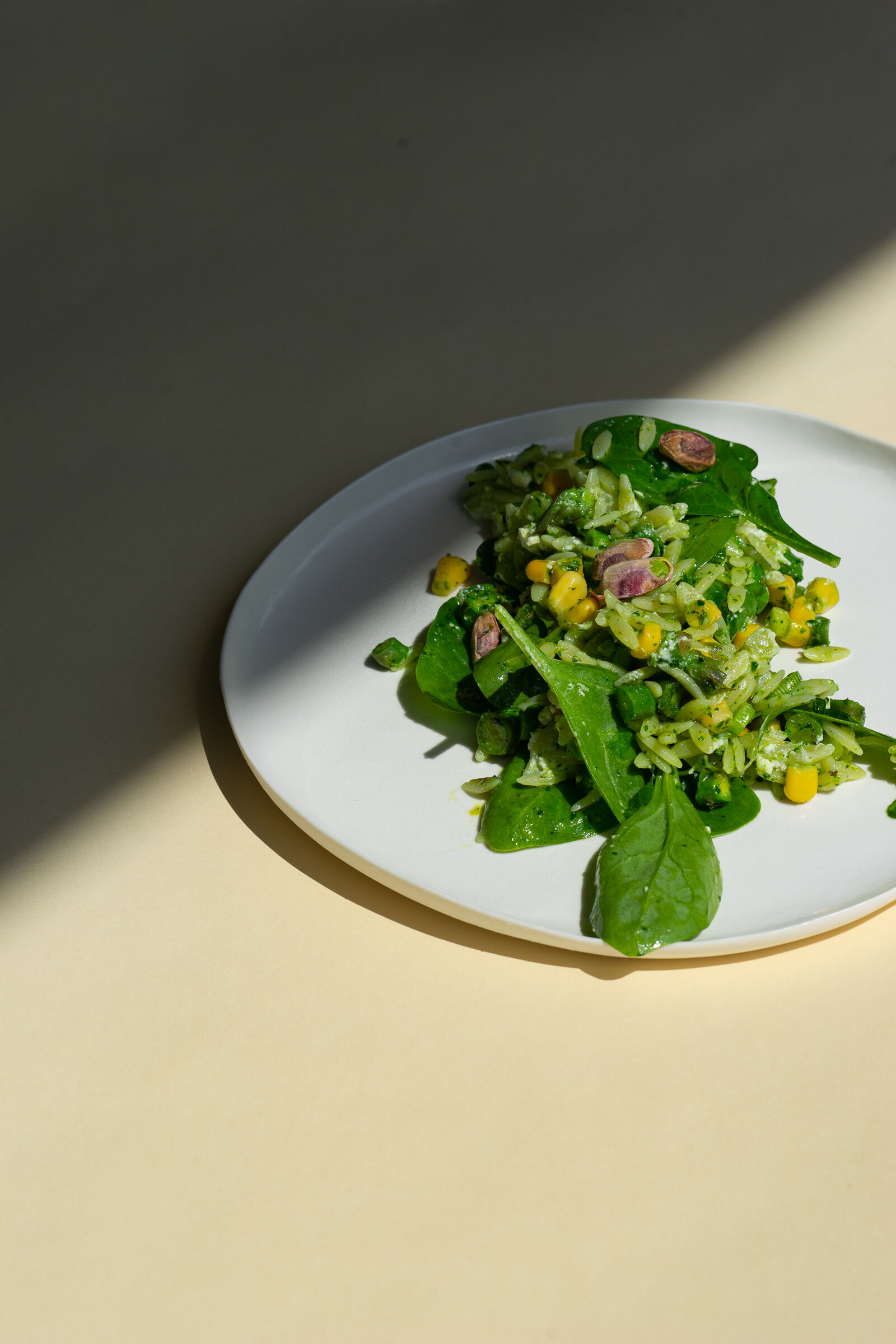 Orzosalat mit Spargeln, Mais und Ricotta