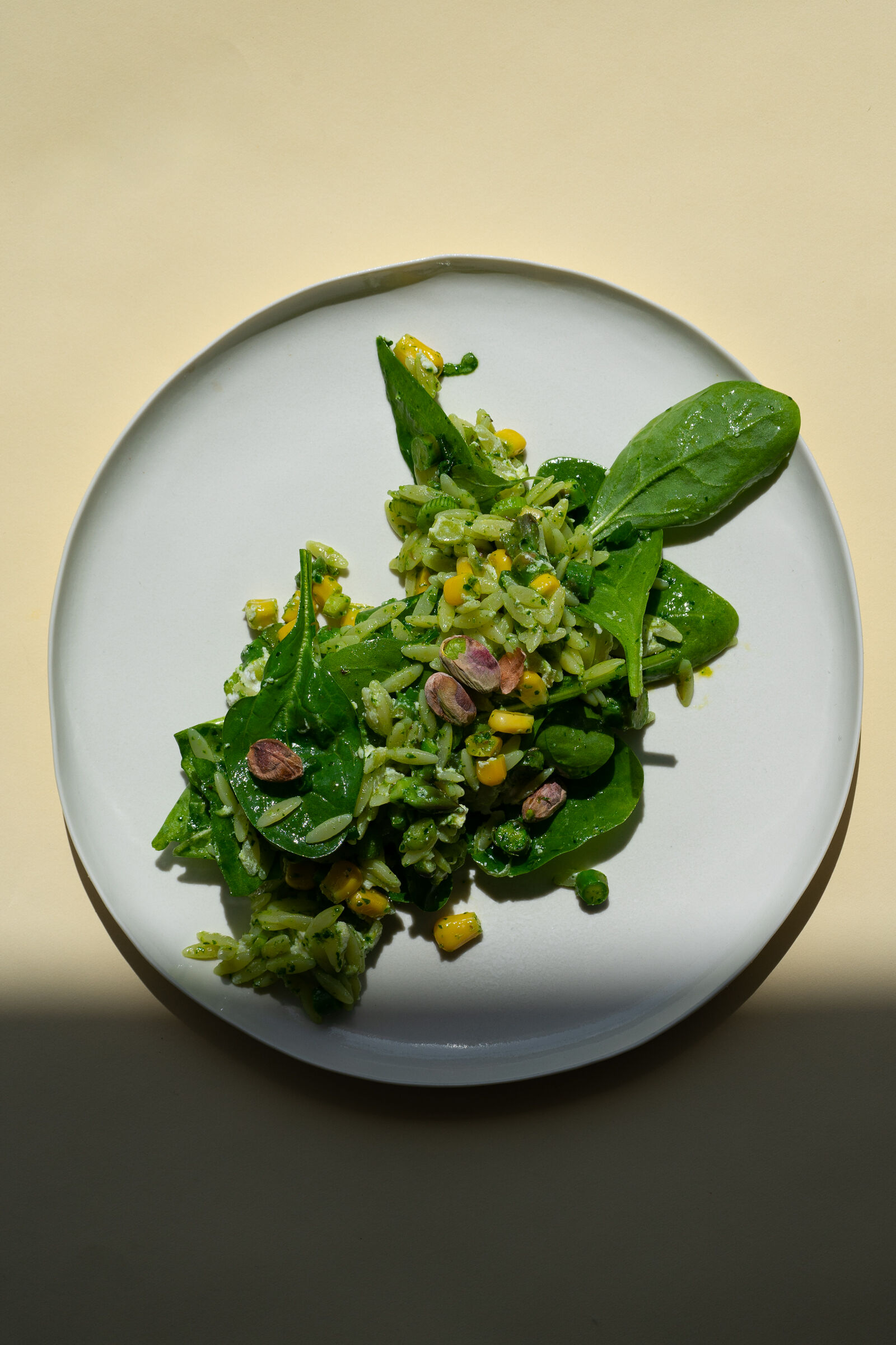 Orzosalat mit Spargeln, Mais und Ricotta