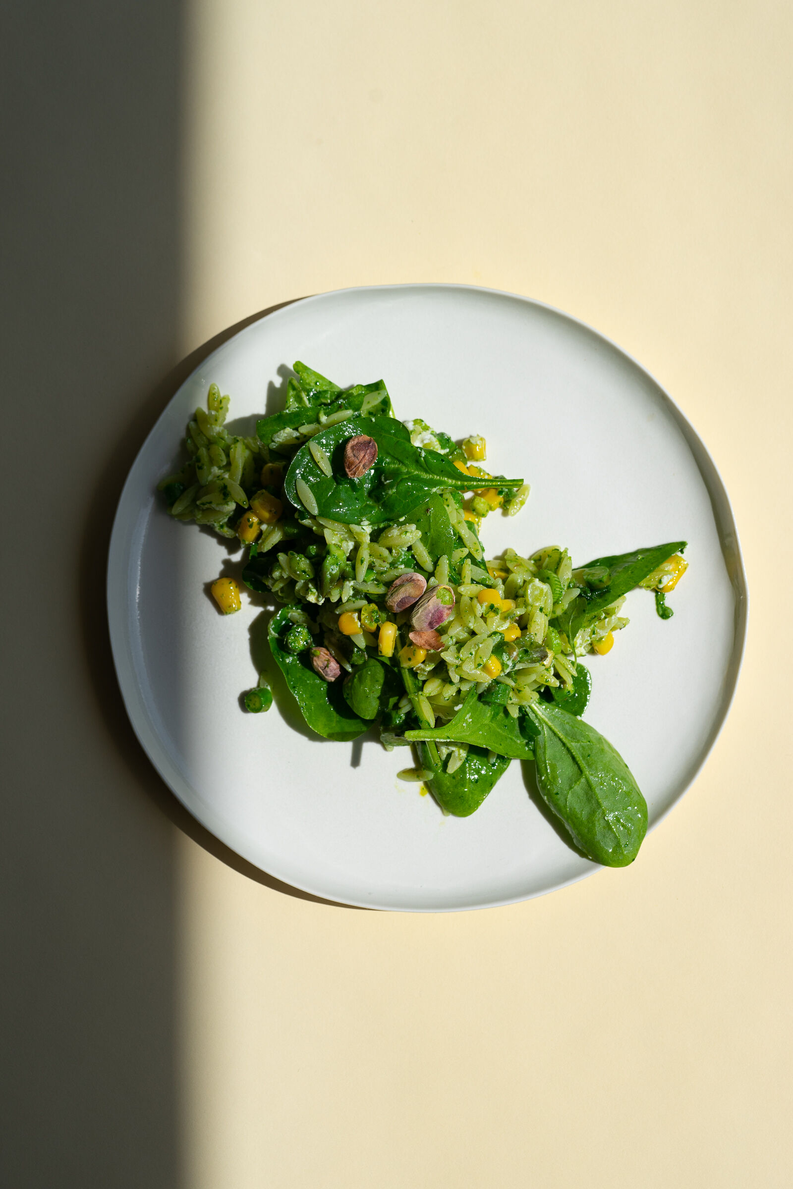 Orzosalat mit Spargeln, Mais und Ricotta