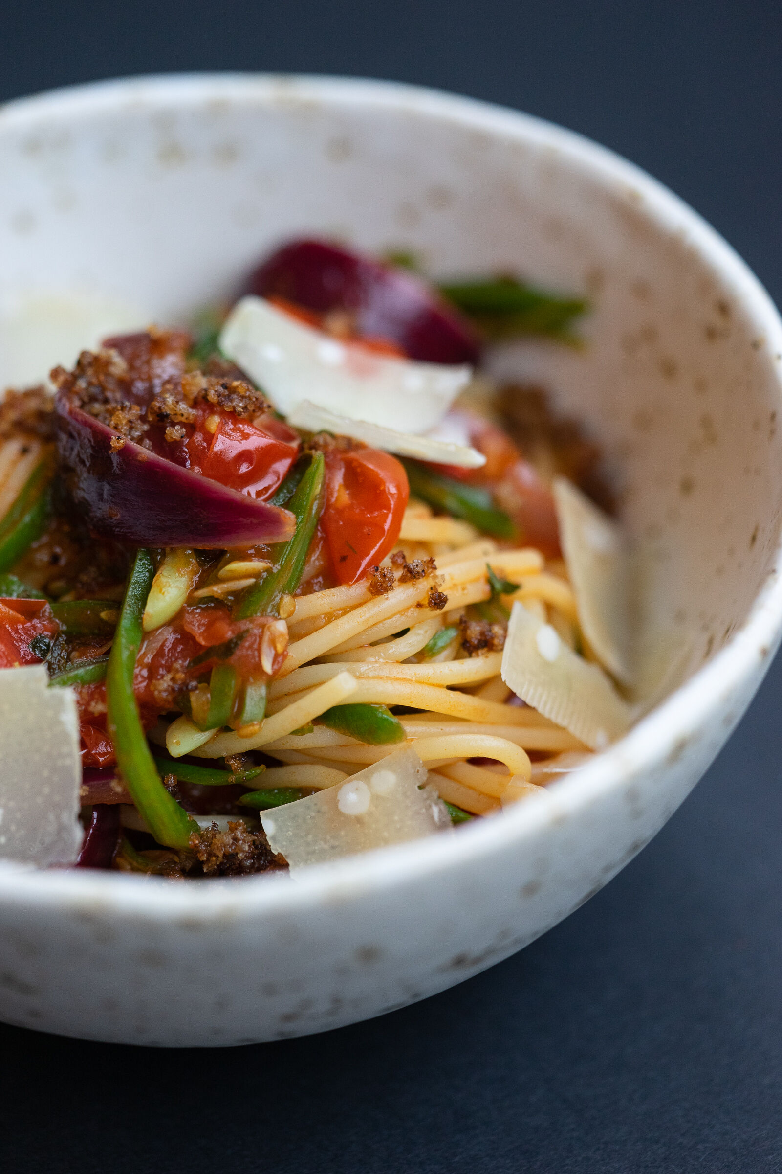 Spaghettini mit Kefen, Cherrytomaten und roten Zwiebeln